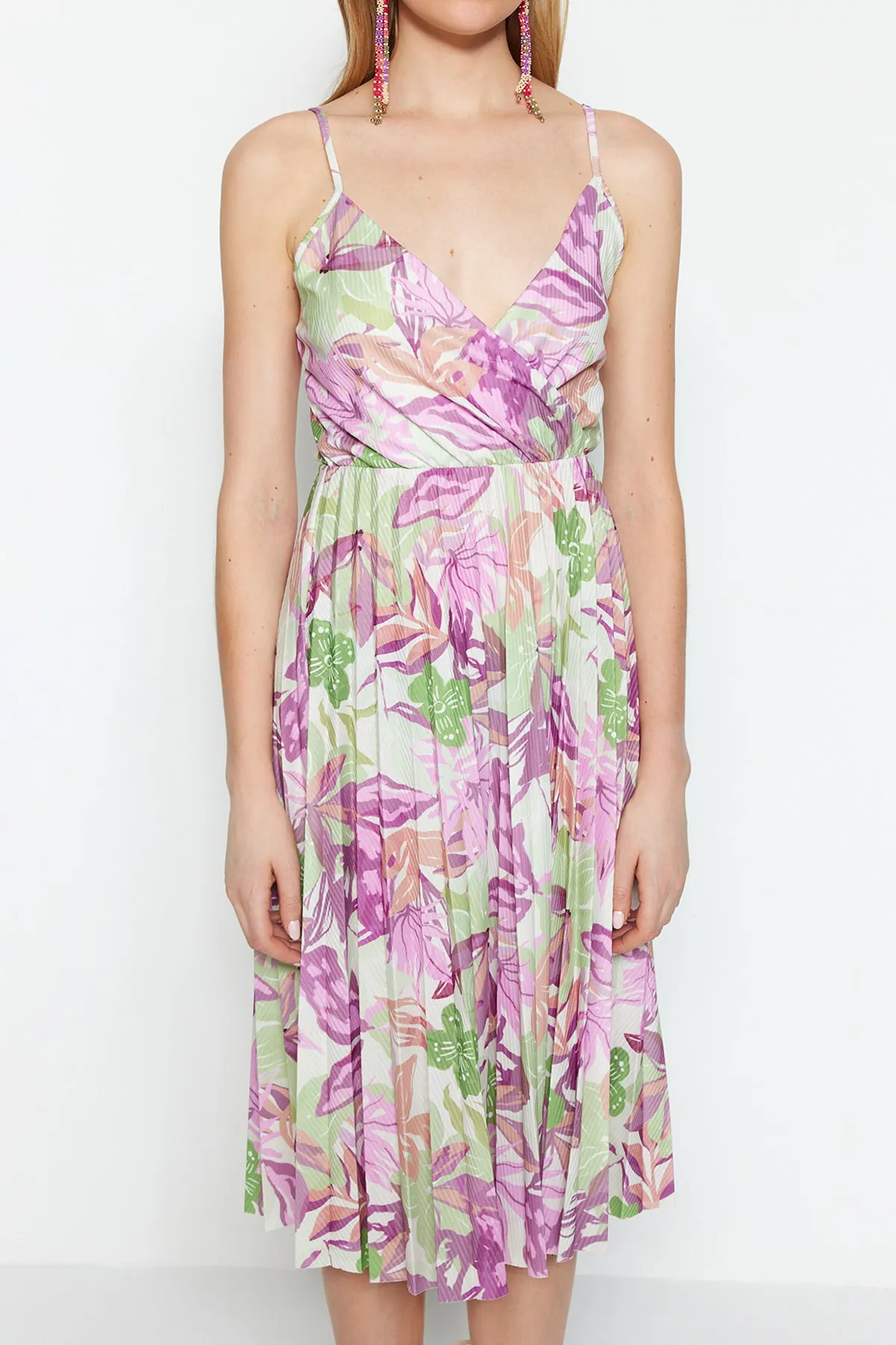 Trendyol Collection  Fliederfarbenes, floral gemustertes Midi-Kleid mit offener Taille/Skater, zweireihig, plissiert, flexibles Strickkleid TWOSS20EL2729