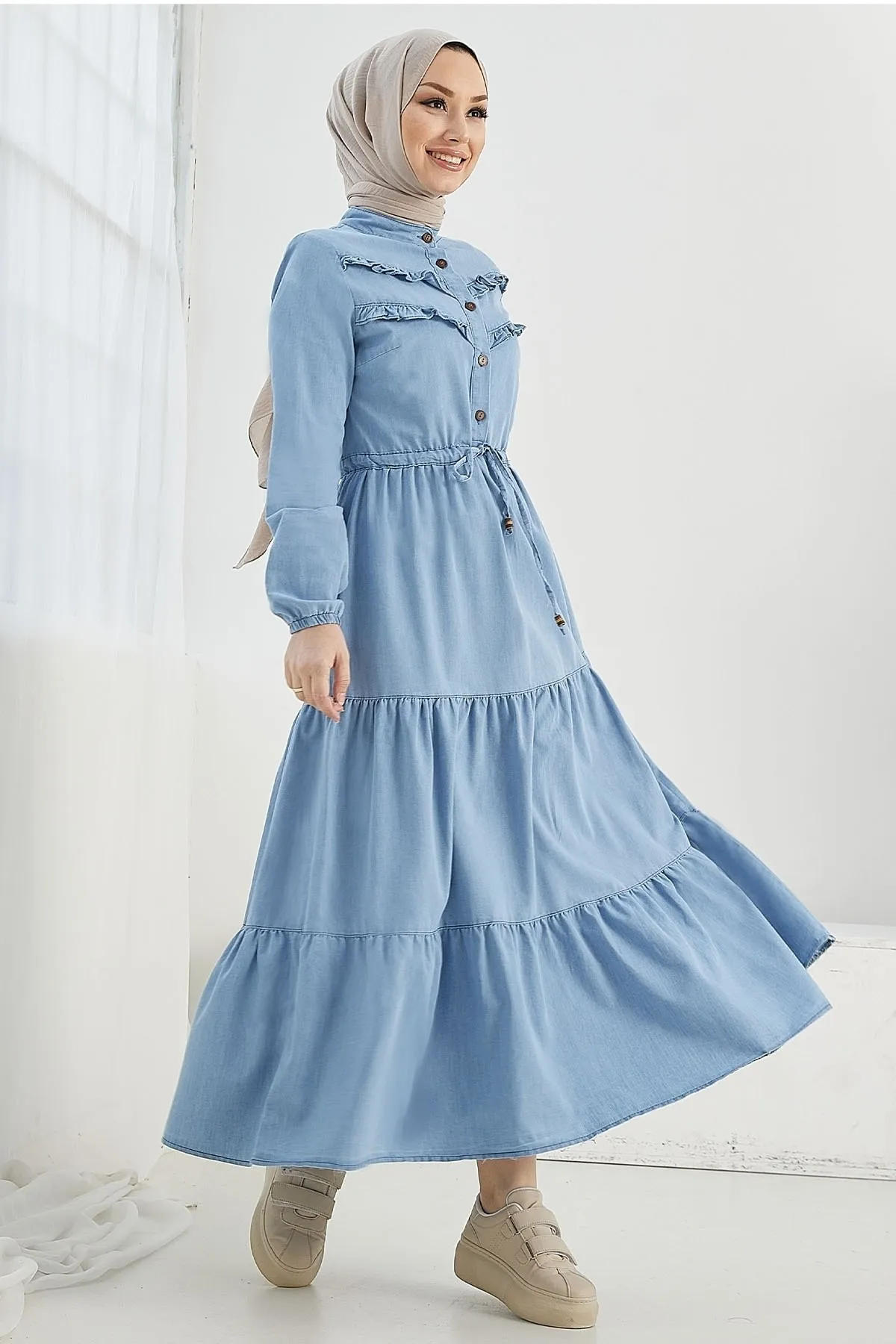 InStyle  Rüschendetailliertes Denim-Hijab-Kleid – Hellblau
