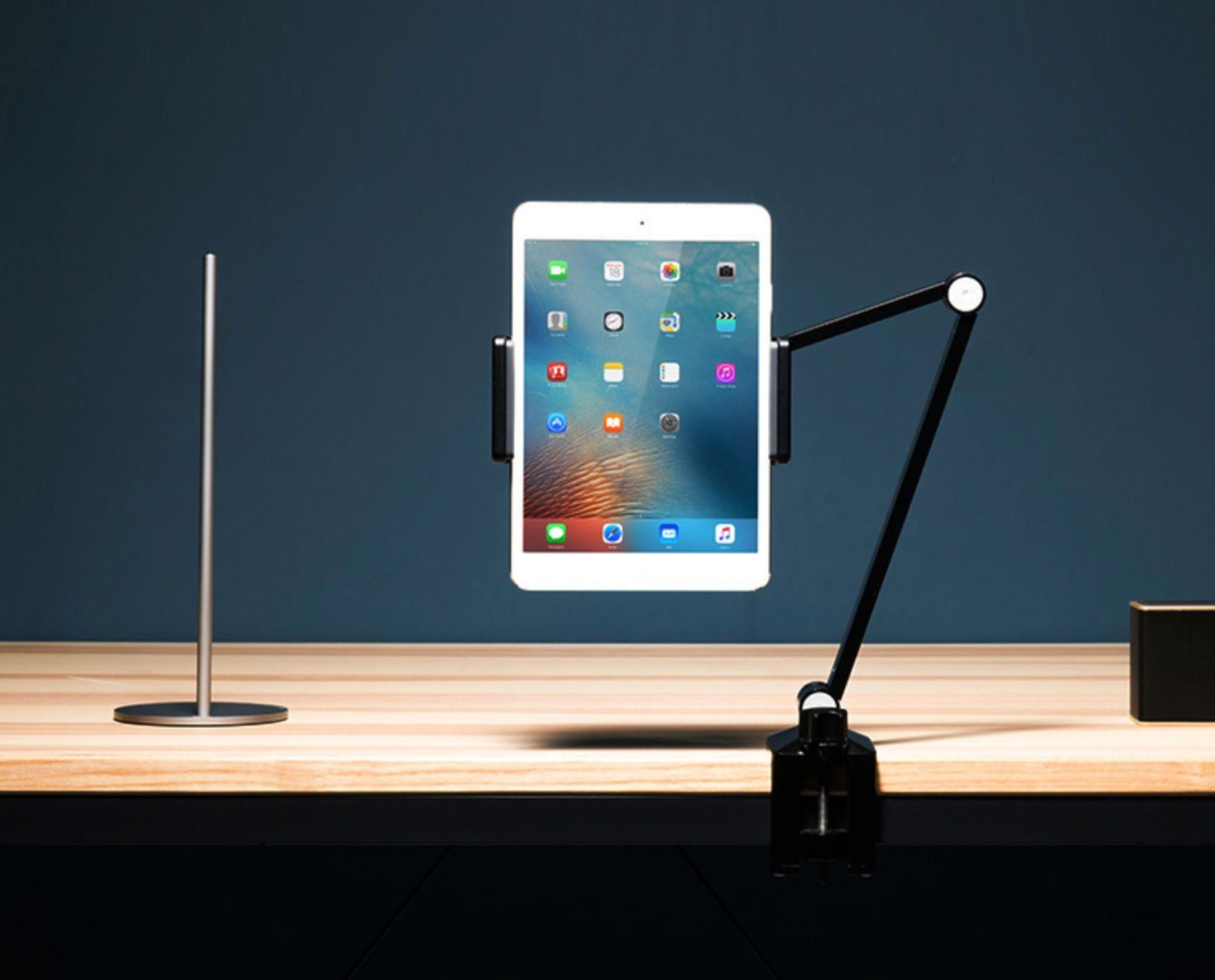 Woward Tablet Handy Ständer Halterung Alu Tischklemme Verstellbar 360° drehen Tablet-Halterung, (bis 12,90 Zoll, verstellbar & 360° drehbar & Schwenkarm & Tischklemme)
