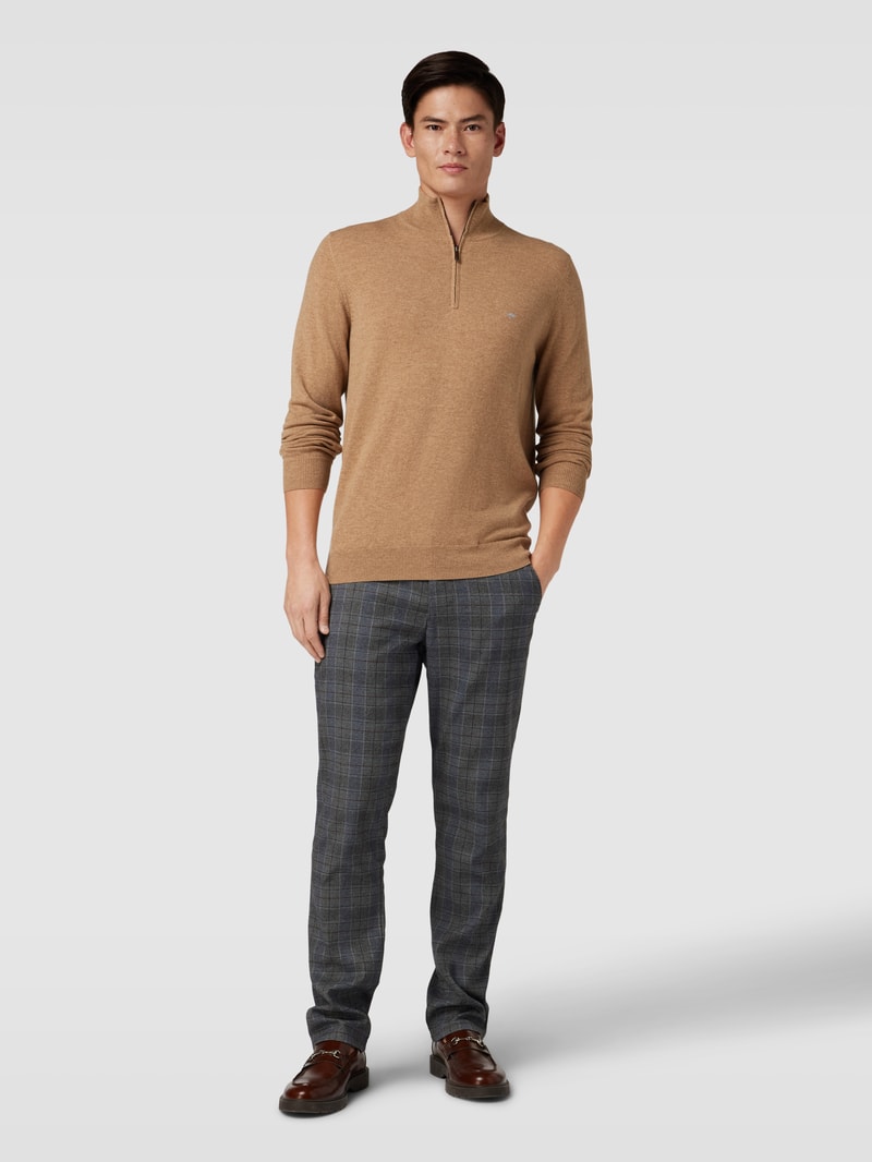 Strickpullover mit Stehkragen in camel