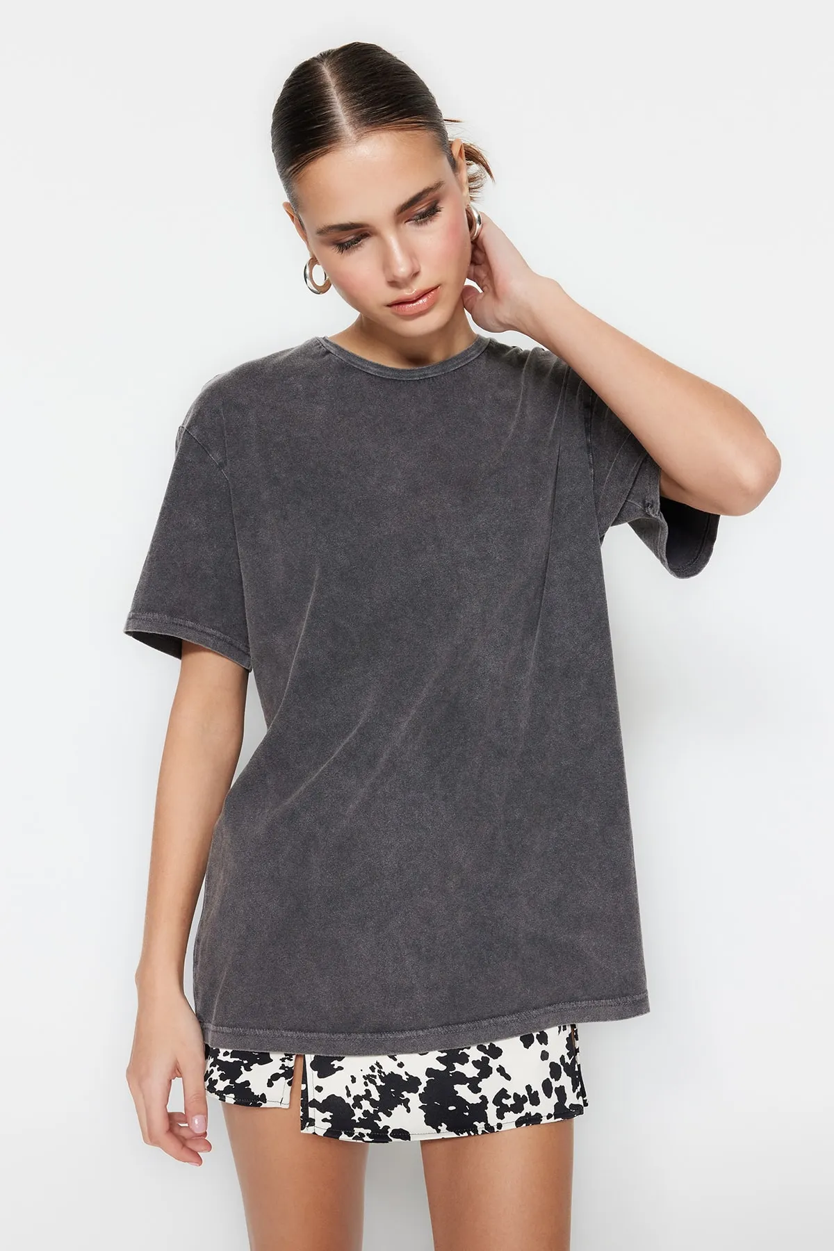 Trendyol Collection  Anthrazitfarbenes Boyfriend-Strick-T-Shirt mit Rundhalsausschnitt aus 100 % Baumwolle mit verblasstem Effekt TWOSS23TS00112