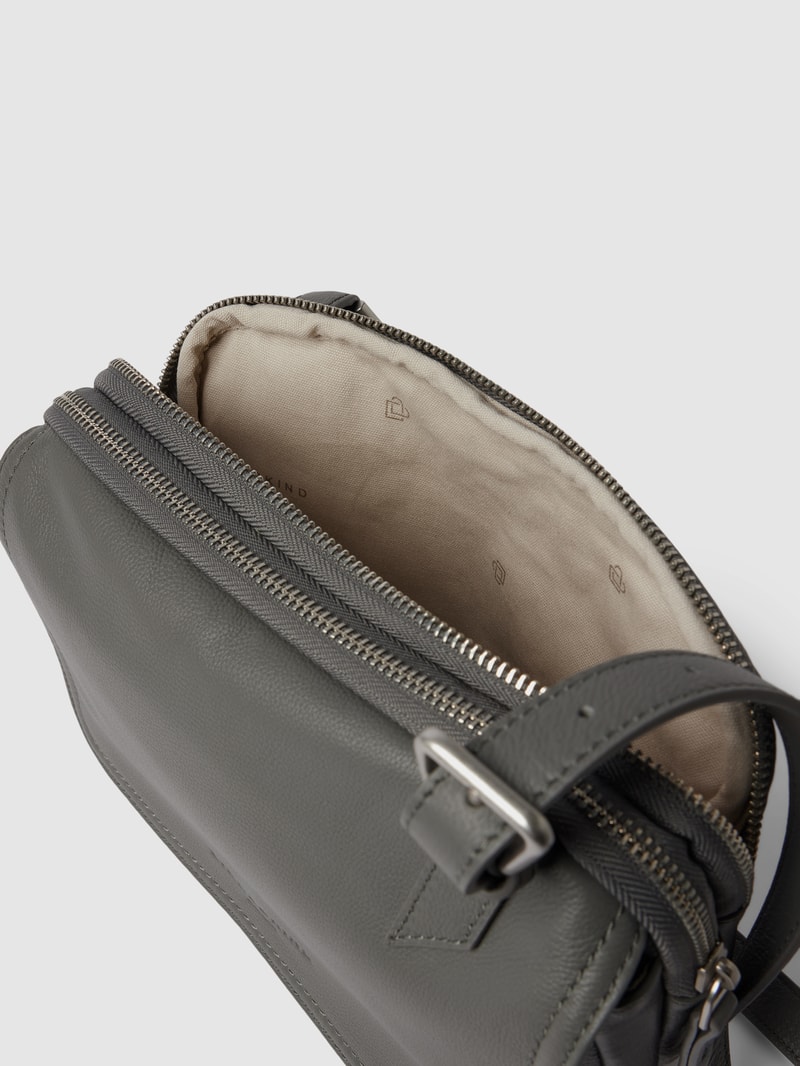 Crossbody Bag mit Label-Detail in dunkelgrau