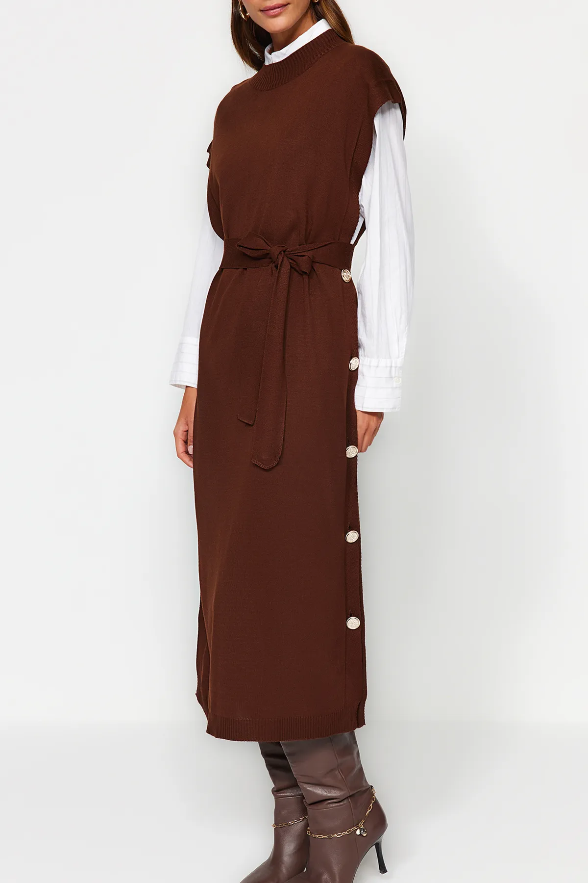 Trendyol Modest  Dunkelbraunes Strickpulloverkleid mit Knöpfen und Details TCTAW24UV00038