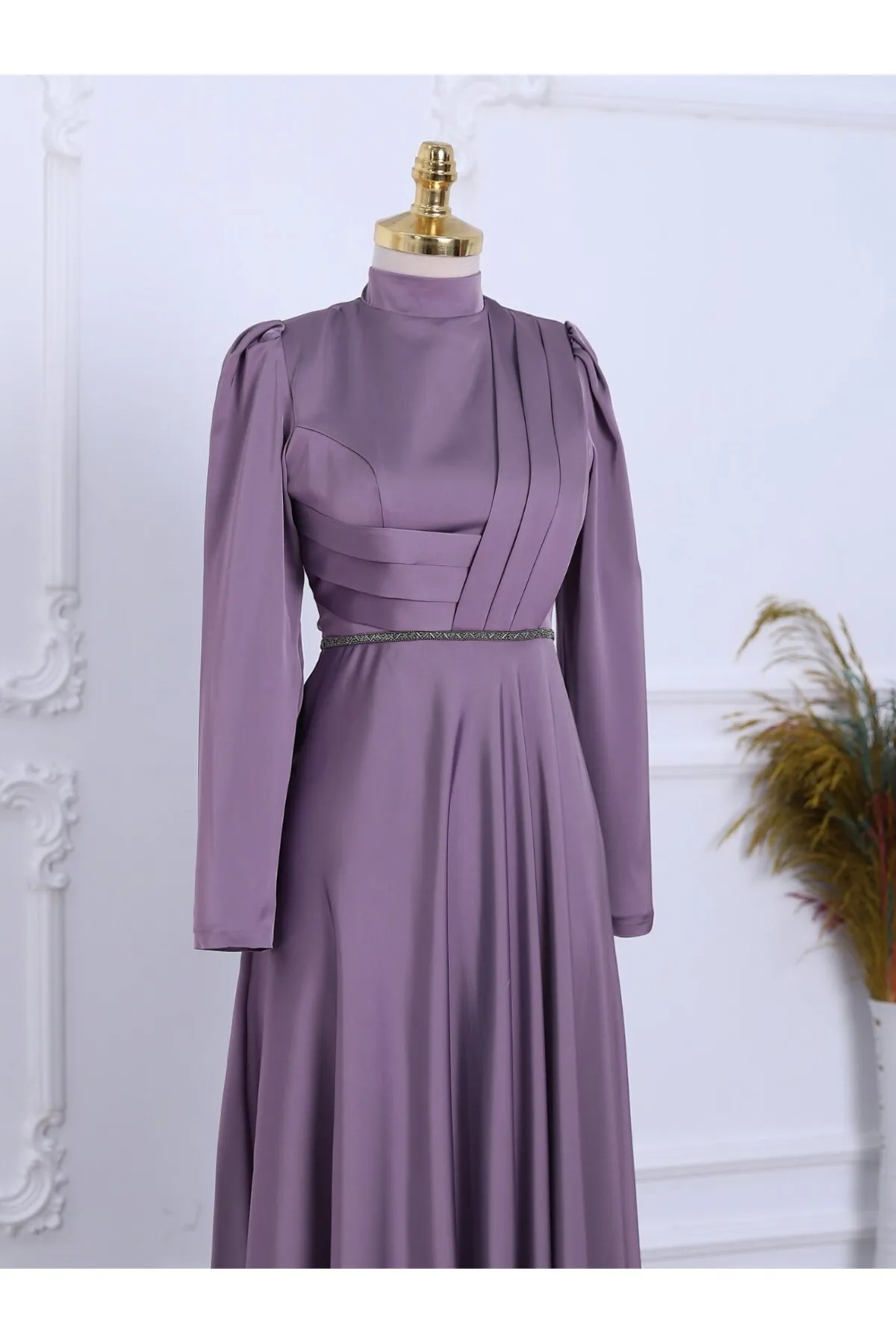Modamorfo  Satin-Abendkleid mit drapierter Vorderseite und Perlendetail an der Taille
