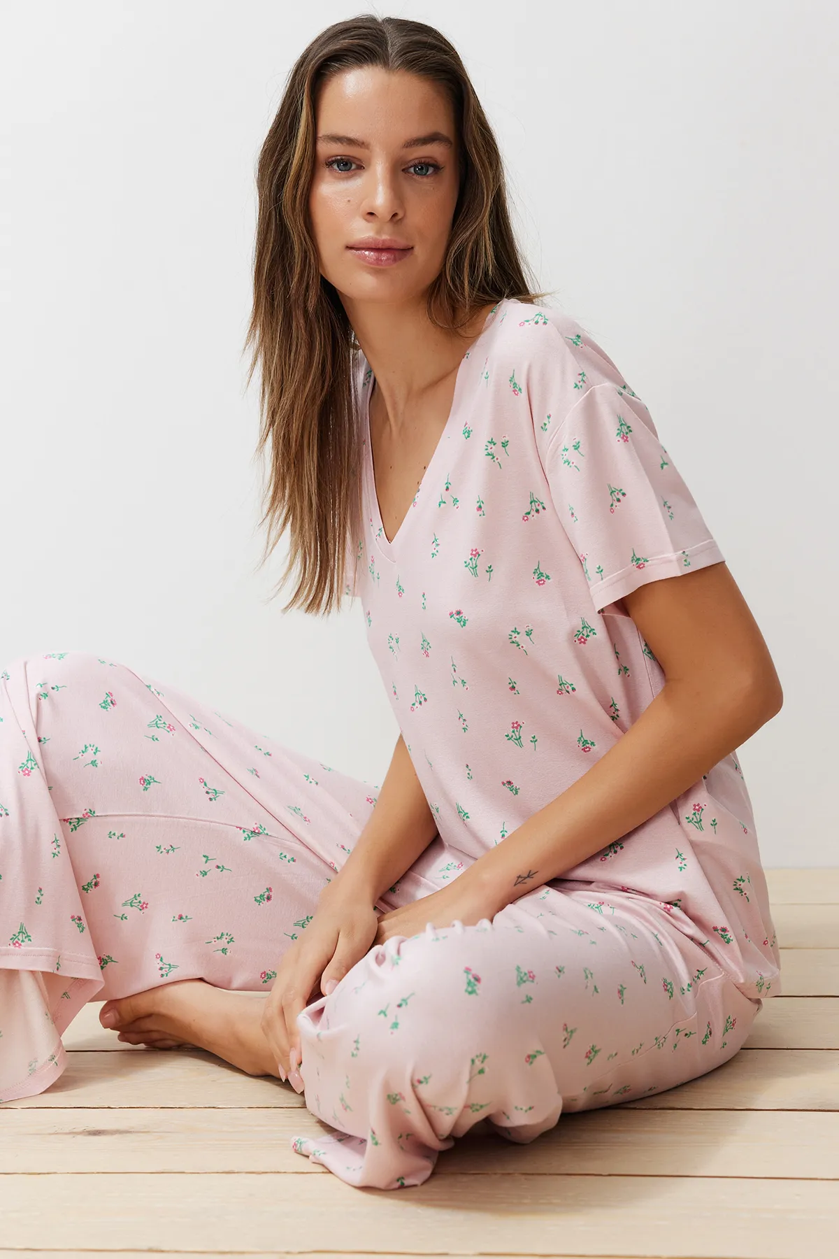 Trendyol Collection  Puder-mehrfarbiges Pyjama-Set aus Strick mit Blumenmuster THMSS24PT00231