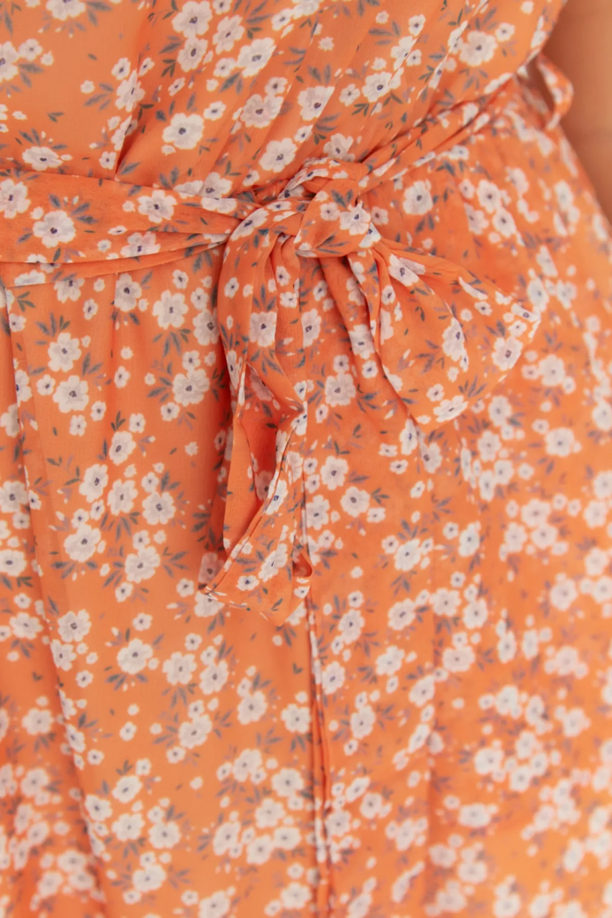 Trendyol Curve  Oranges gewebtes Kleid mit Blumenmuster und Gürtel TBBSS22EL1174