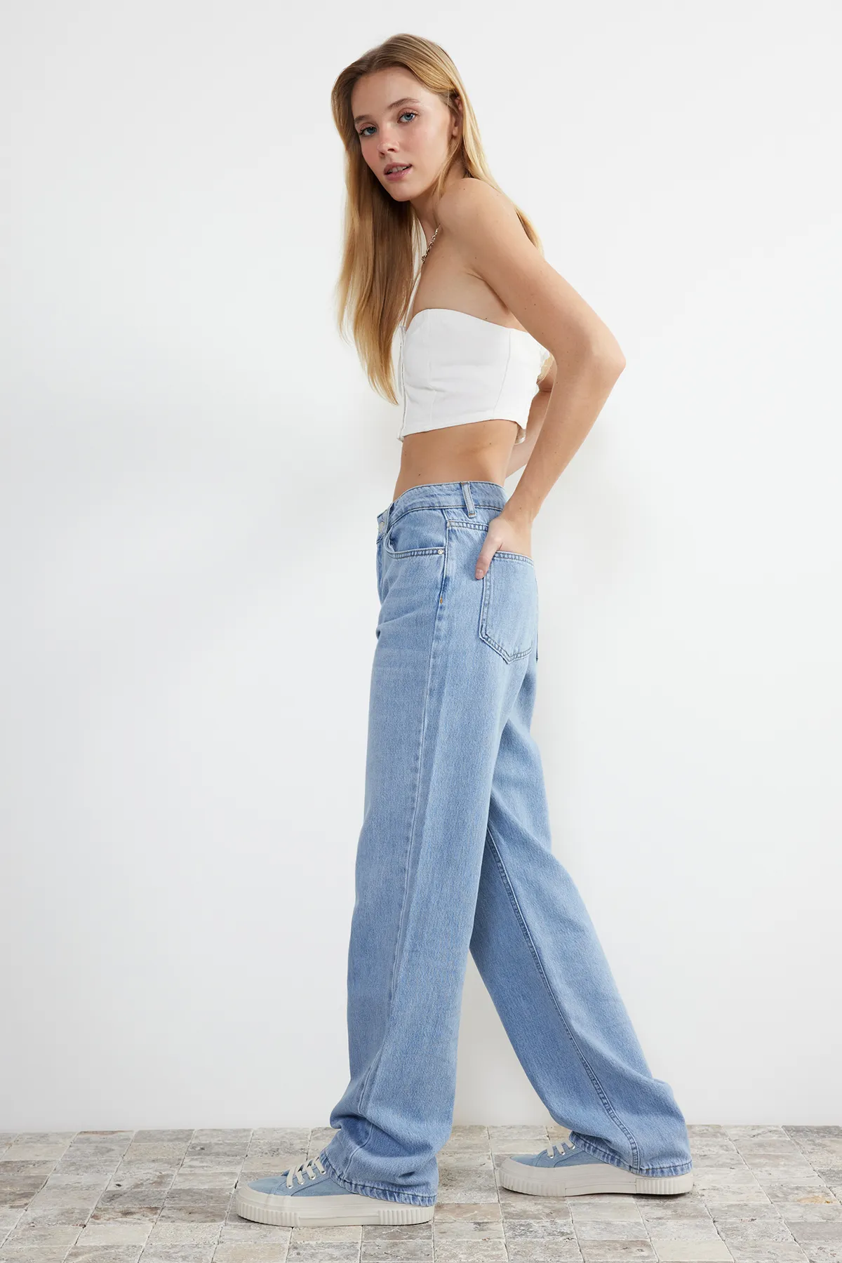 Trendyol Collection  Blaue Jeans mit niedriger Taille und weitem Bein TWOSS24JE00071