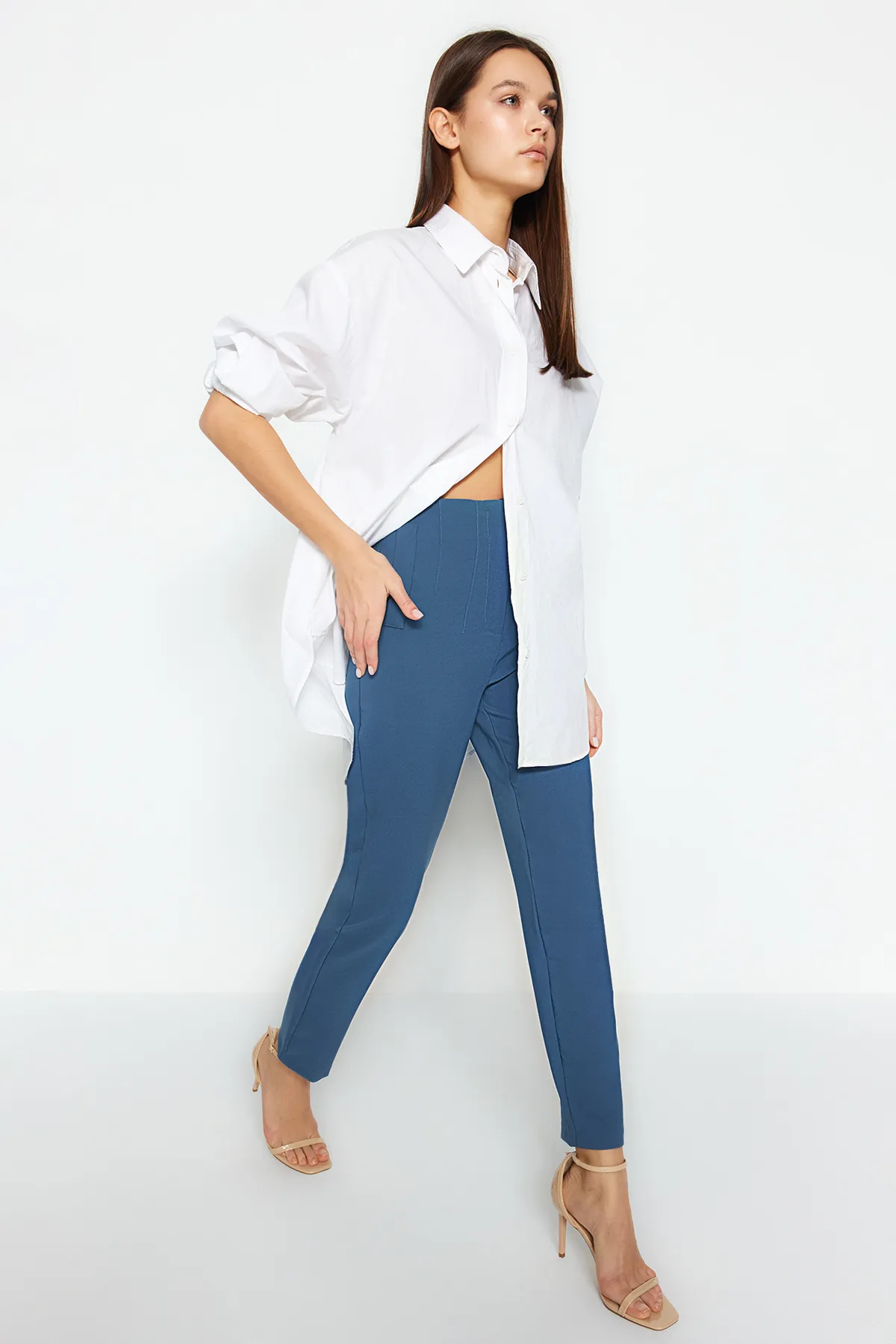 Trendyol Collection  Indigofarbene, knöchellange, gewebte Hose mit Pfeilmuster und hoher Taille TWOSS20PL0515