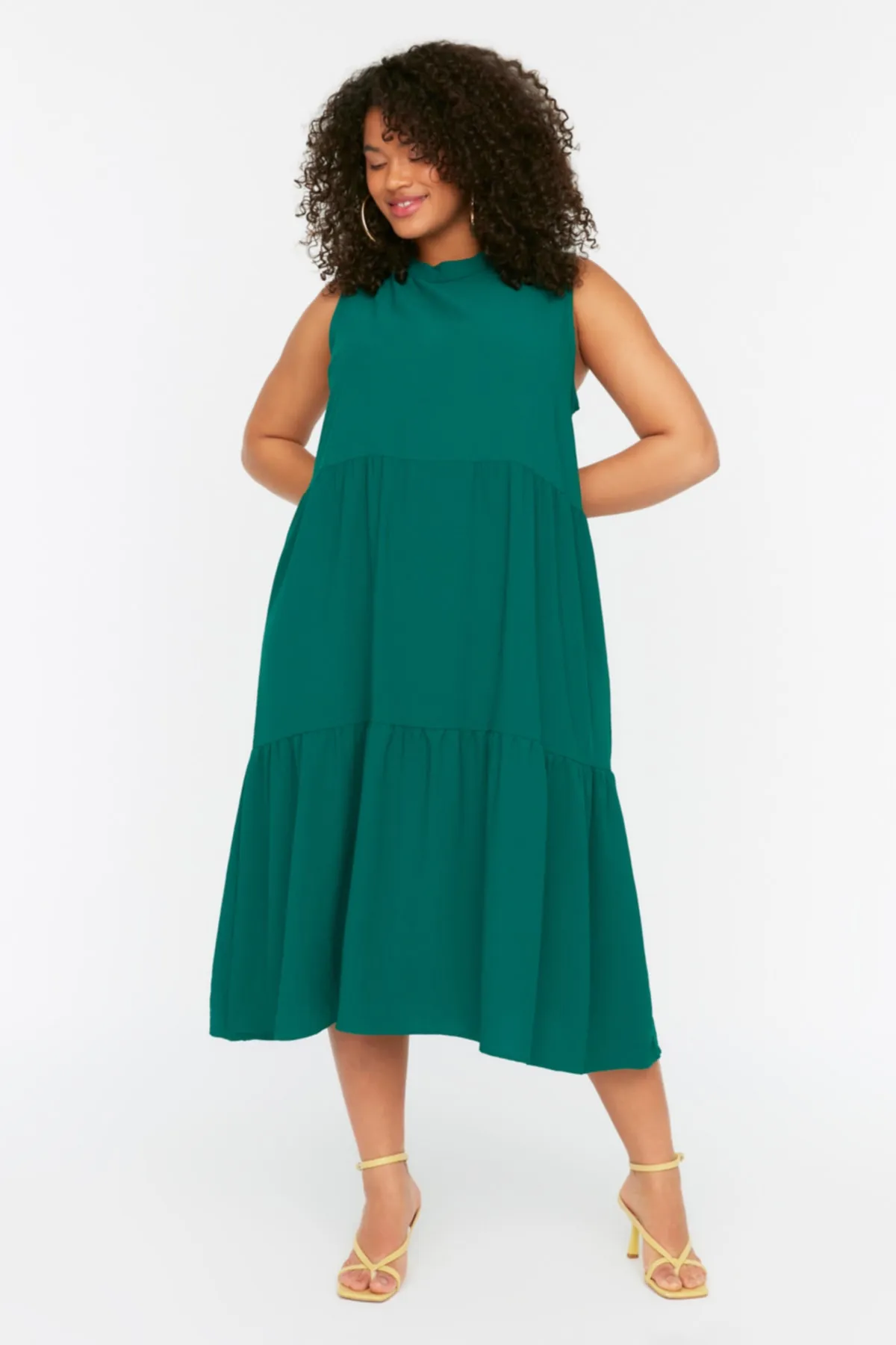 Trendyol Curve  Smaragdgrünes gewebtes Kleid mit Schwungrad-Details TBBSS22EL1593