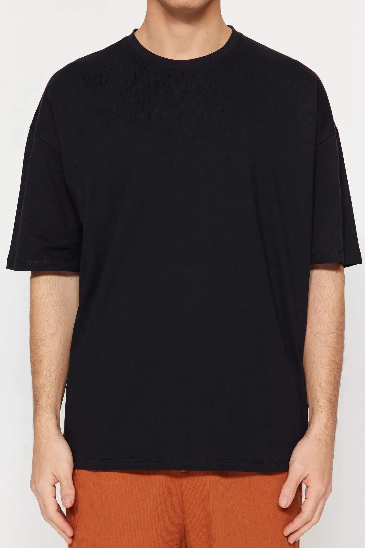 Trendyol Collection  Schwarzes, übergroßes/weit geschnittenes, kurzärmliges, mit Fernost bedrucktes T-Shirt aus 100 % Baumwolle TMNSS23TS00159