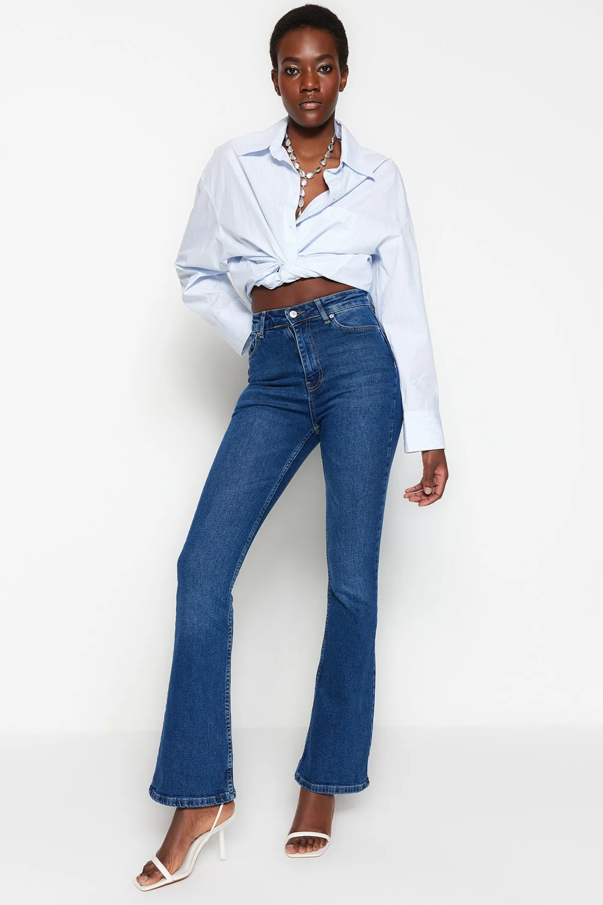 Trendyol Collection  Dunkelblaue Schlagjeans mit hoher Taille TWOSS23JE00063