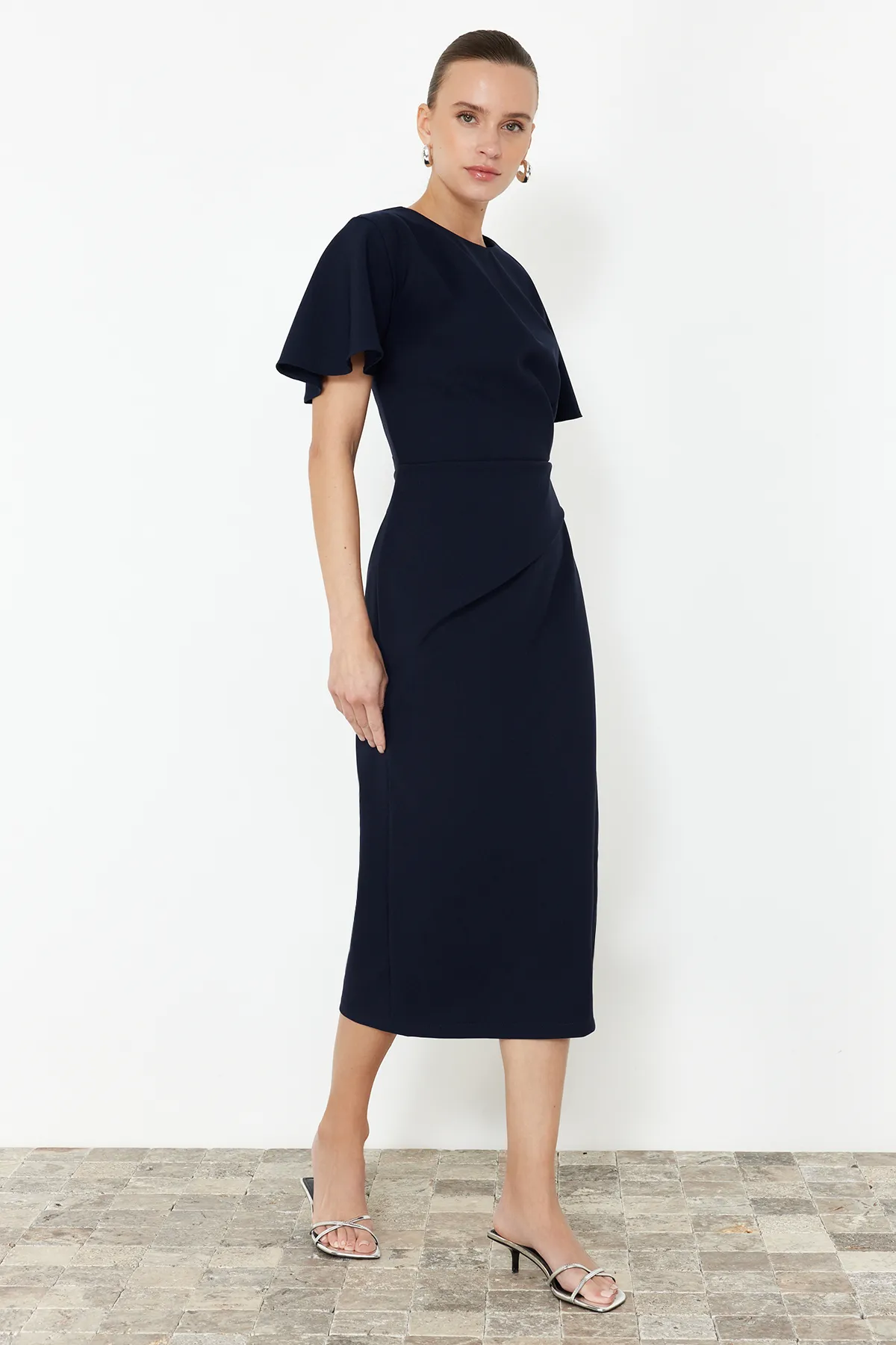 Trendyol Collection  Marineblaues, gerade geschnittenes, gerafftes Midikleid aus Webstoff TWOSS24EL00713