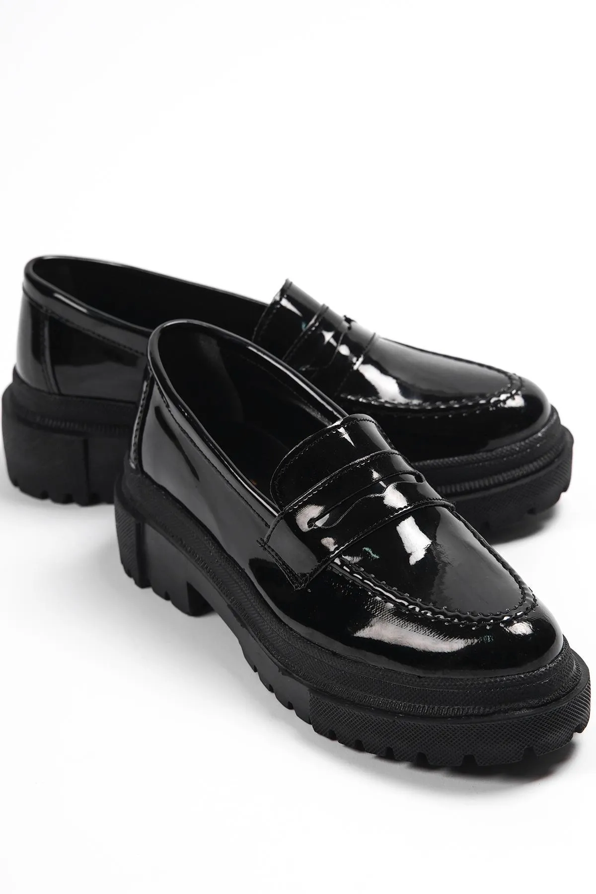 Capone Outfitters  Capone Damen-Loafer aus schwarzem Lackleder mit ovaler Zehenpartie und Trac-Sohle
