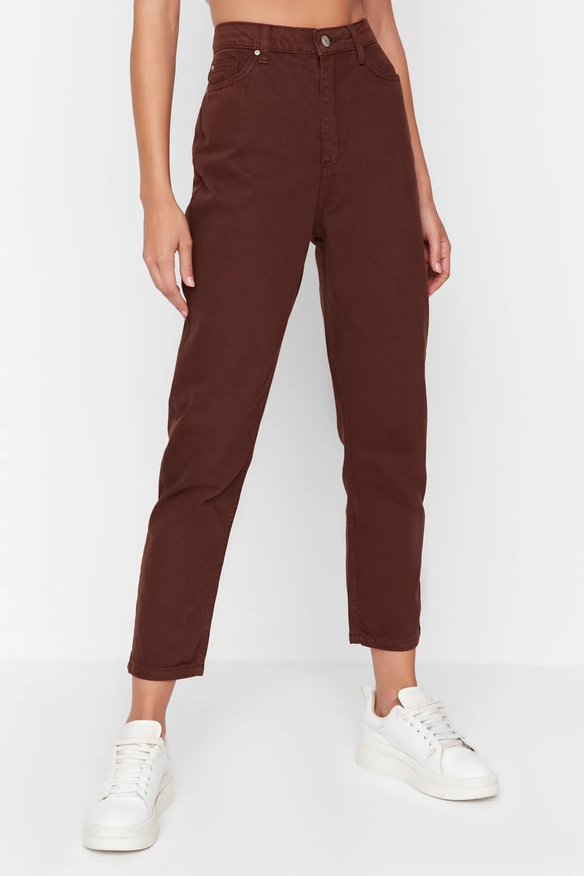 Trendyol Collection  Braune Mom-Jeans mit hoher Taille