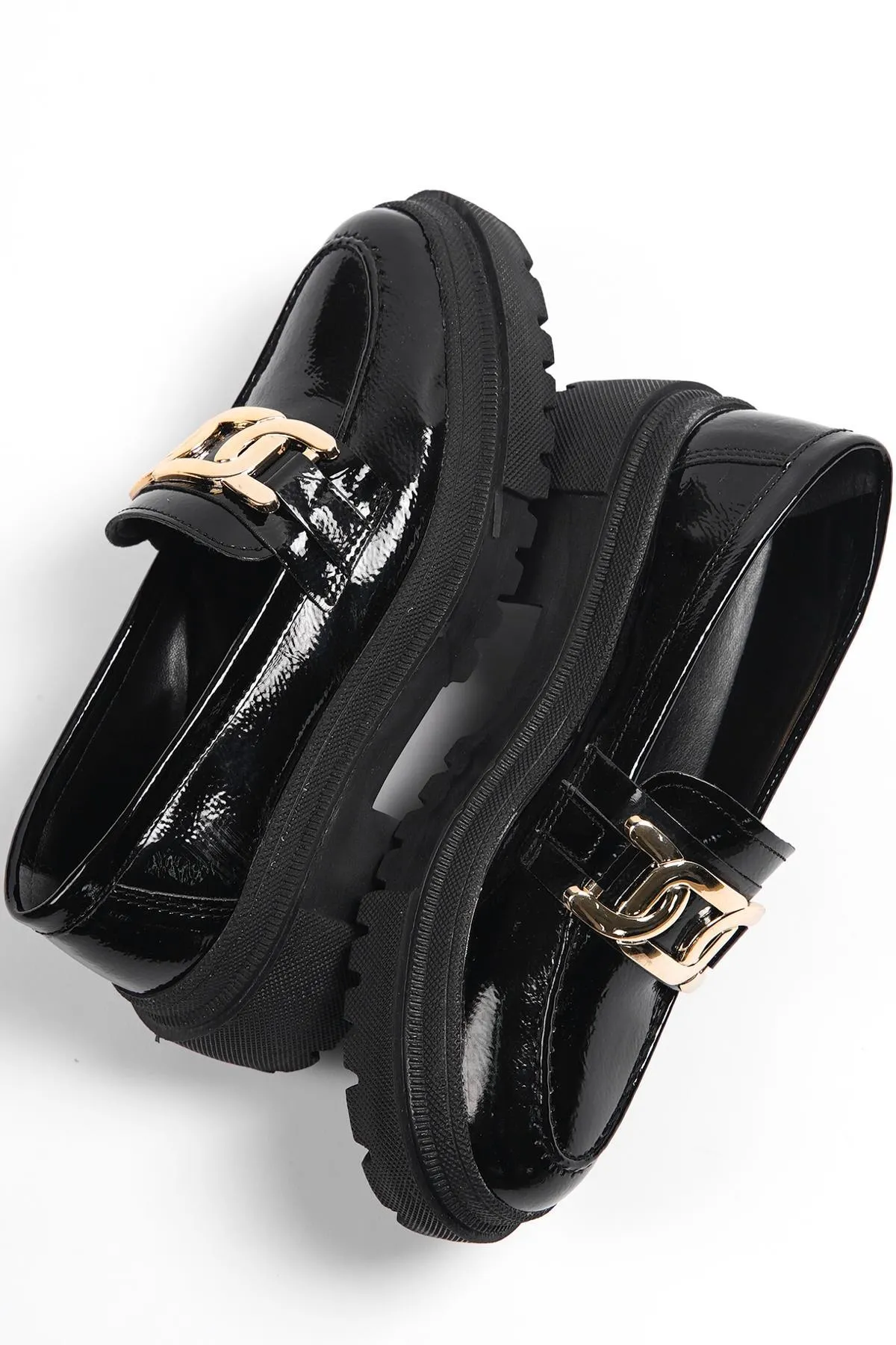 Capone Outfitters  Capone Damen-Loafer mit ovaler Zehenpartie, Metallzubehör, Trak-Sohle, faltiges Lackleder, Schwarz