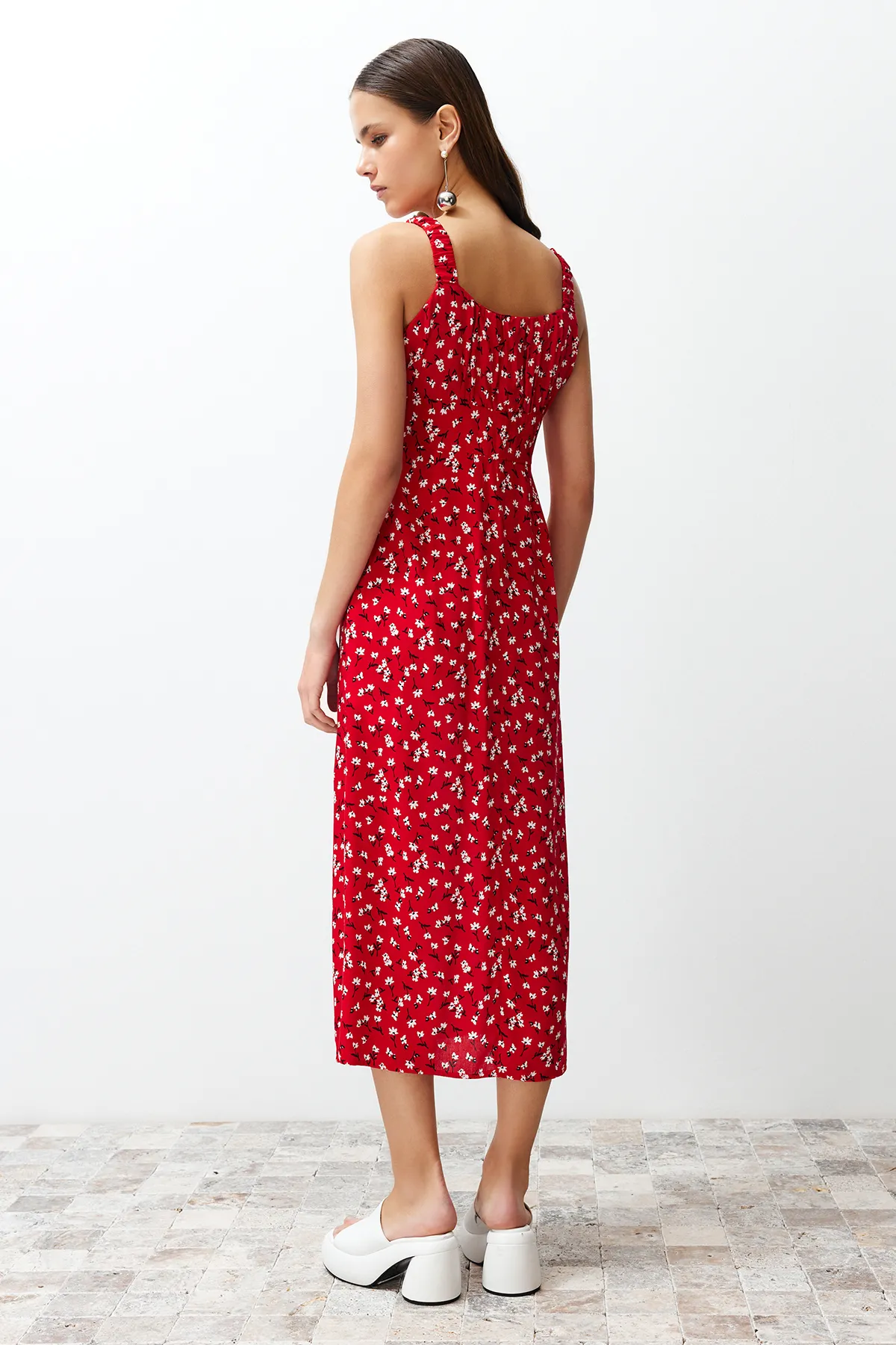Trendyol Collection  Rotes Maxikleid aus 100 % Viskosegewebe mit Blumenmuster und Schlitzdetail, quadratischem Ausschnitt, TWOSS24EL00613