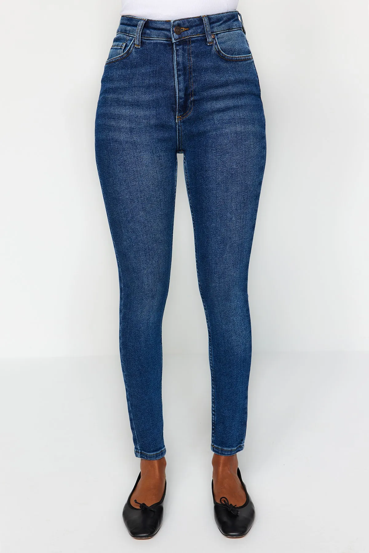 Trendyol Collection  Marineblaue Röhrenjeans mit hoher Taille TWOAW24JE00068