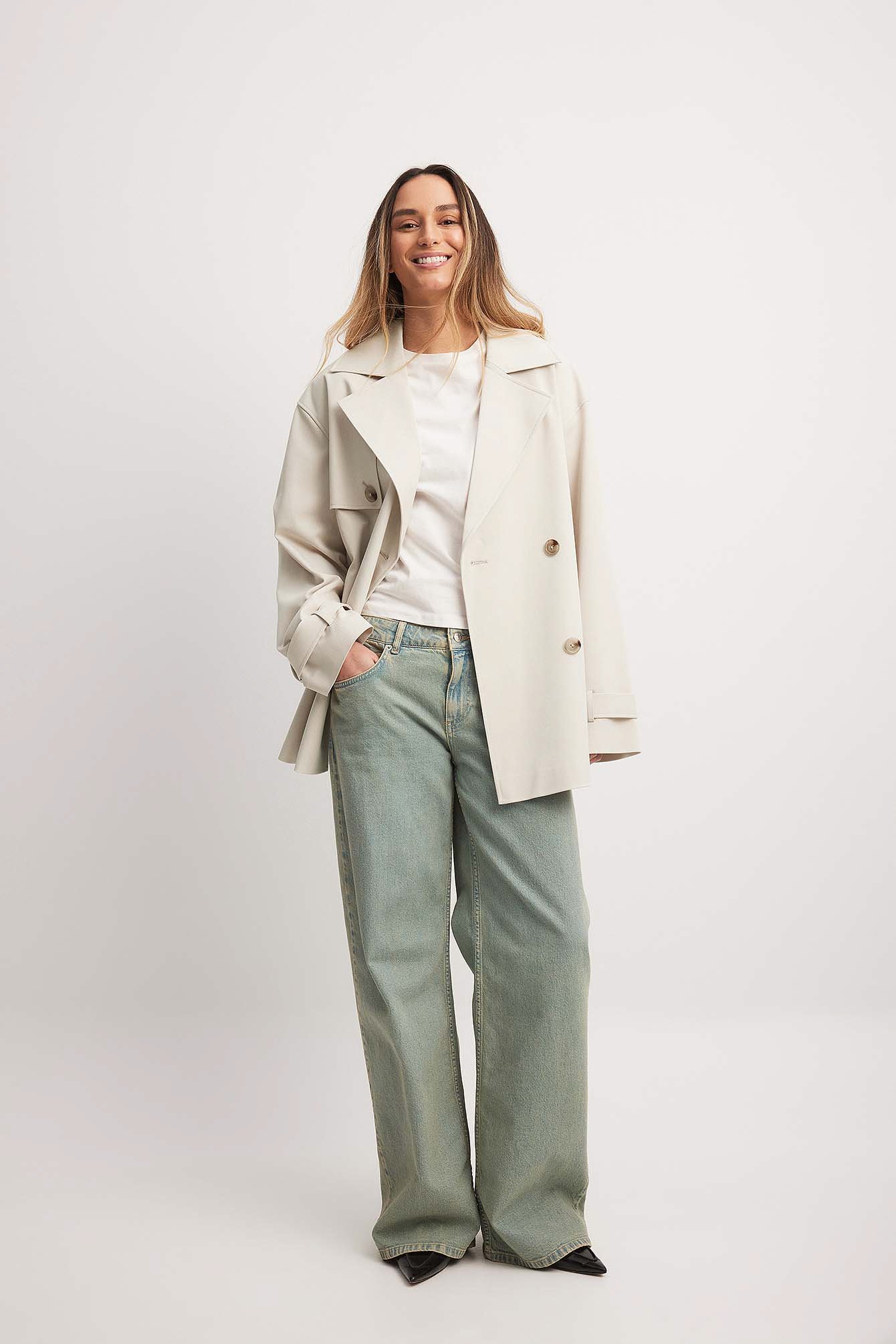 Kurzer Trenchcoat mit Gürtel