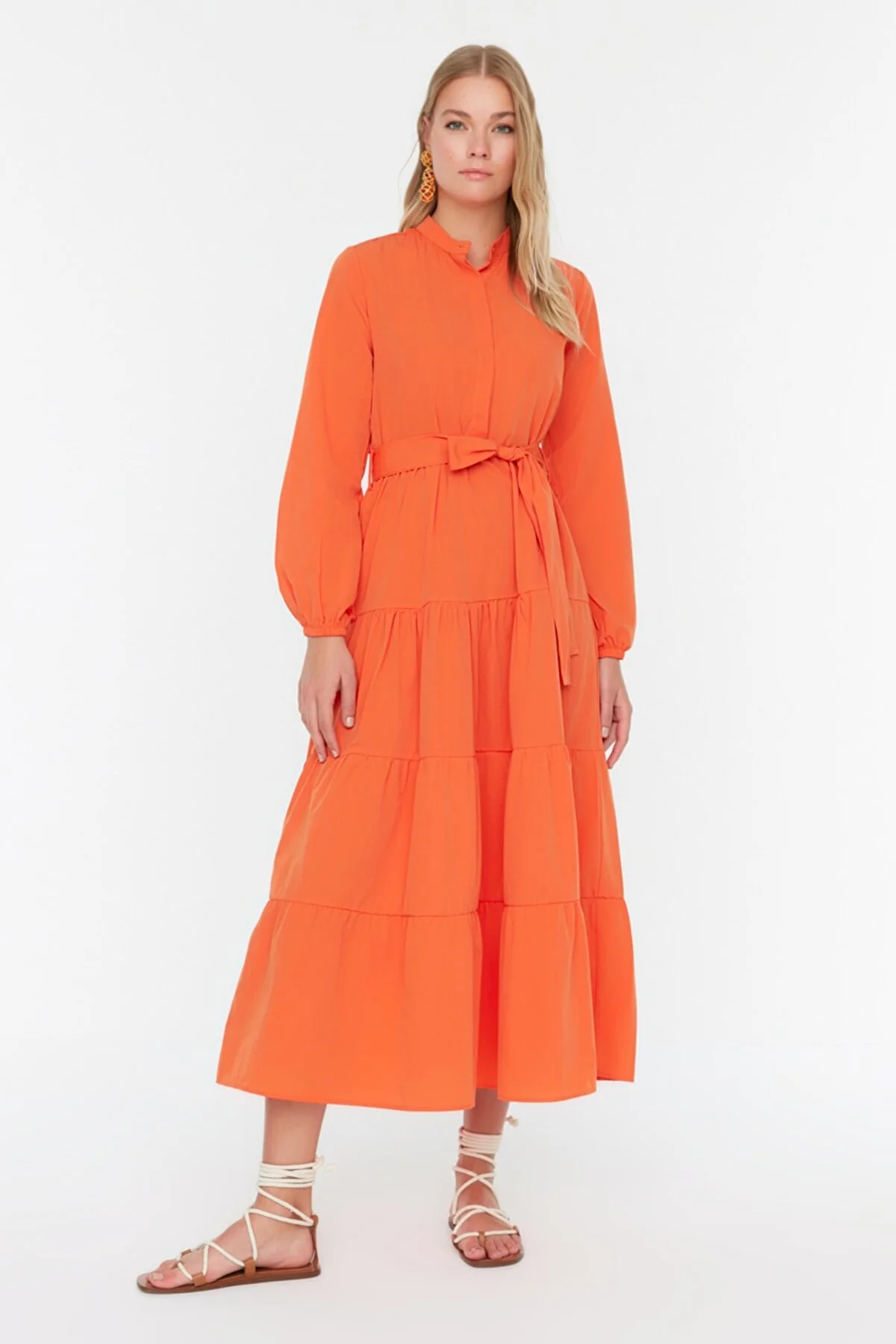 Trendyol Modest  Oranges gewebtes Kleid mit Gürtel, vorherrschendem Kragen und Knopfdetail TCTSS21EL3343
