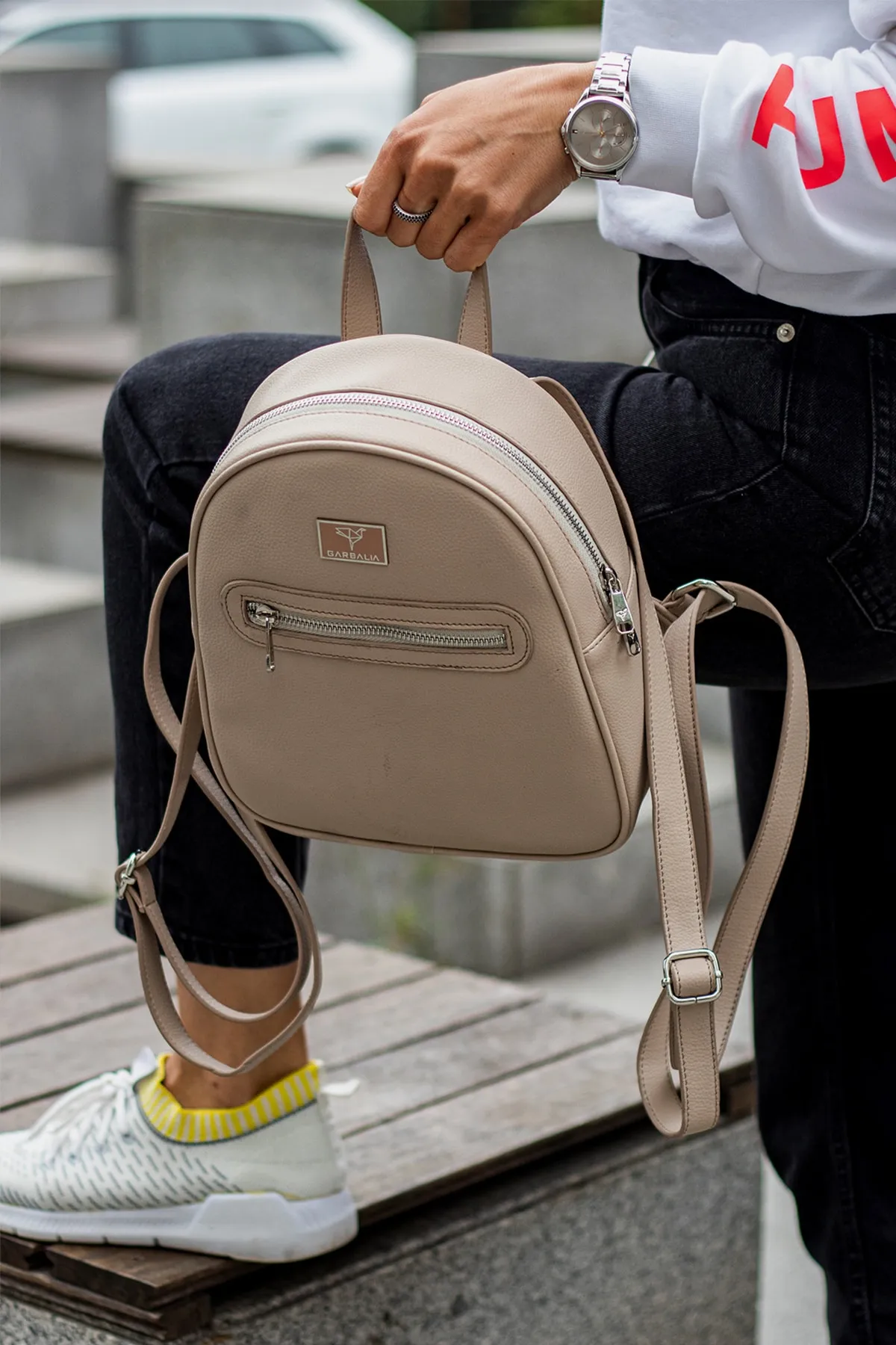 Garbalia  Beigefarbener Damenrucksack „Oslo“ mit mehreren Fächern, doppelter Innentasche und äußeren Reißverschlussösen