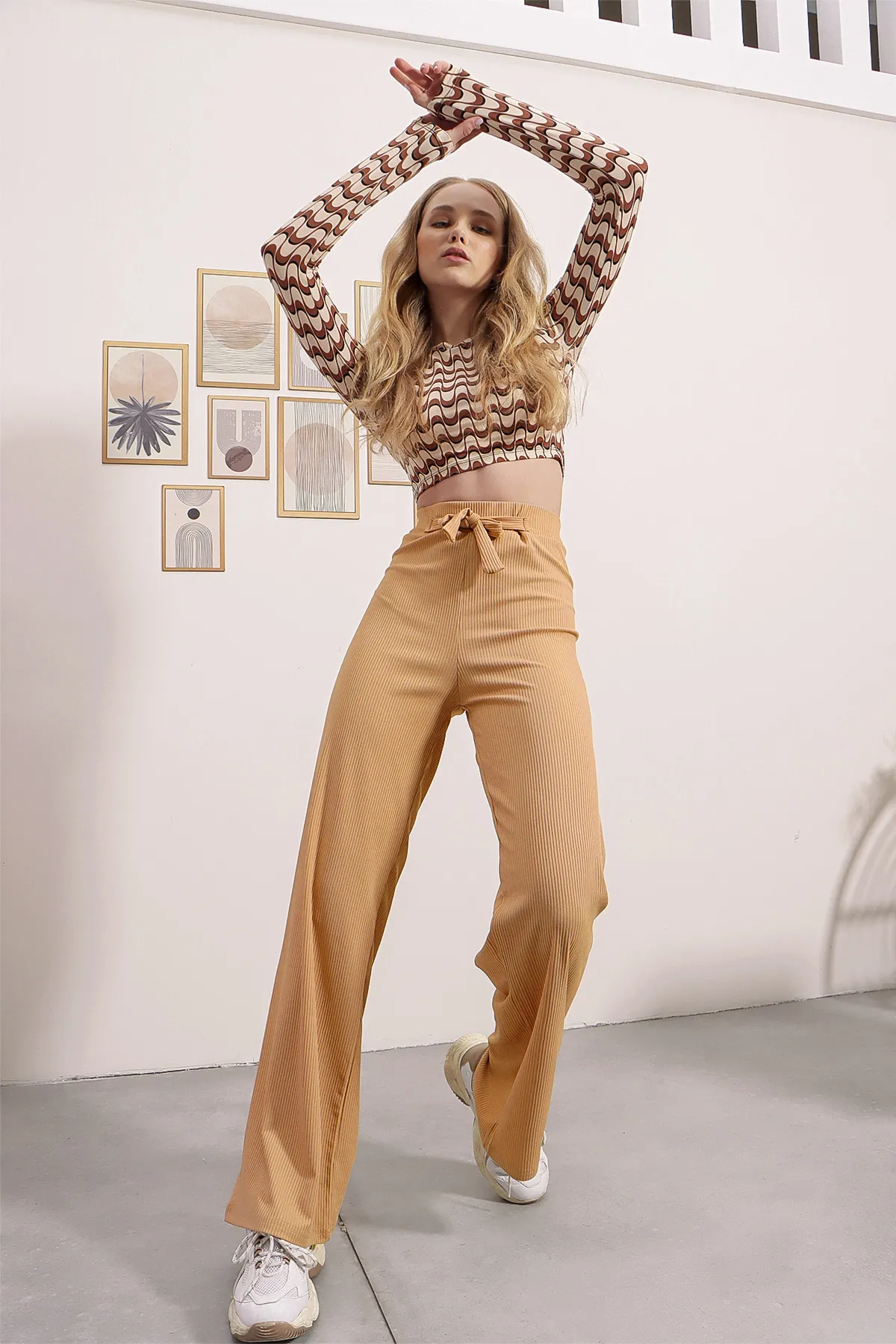 Trend Alaçatı Stili  Beigefarbene, gerippte Hose mit weitem Bein und hoher Taille für Damen ALC-X8141