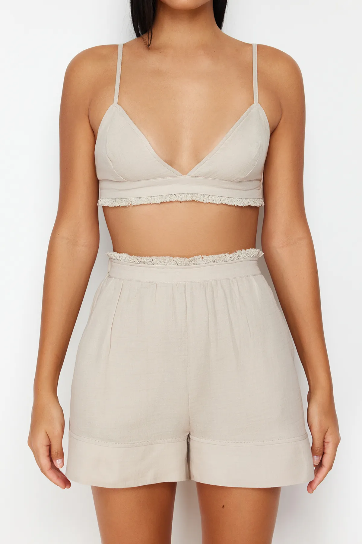 Trendyol Collection  Hochwertiges, beiges Pyjama-Set aus gewebtem Musselin aus 100 % Baumwolle mit Rüschendetails und Seilträgern THMSS24PT00076