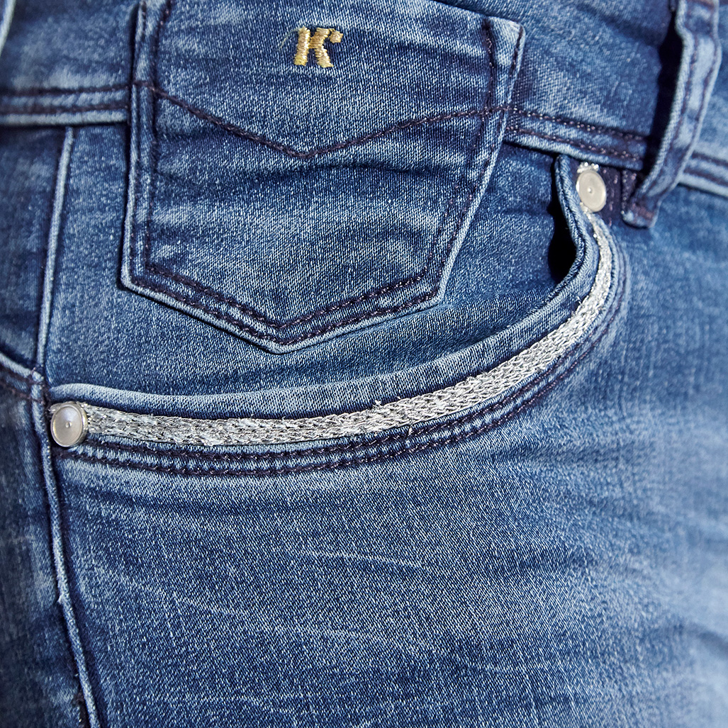FLUO  Pantacourt, corsaire en jean coupe slim, taille standard