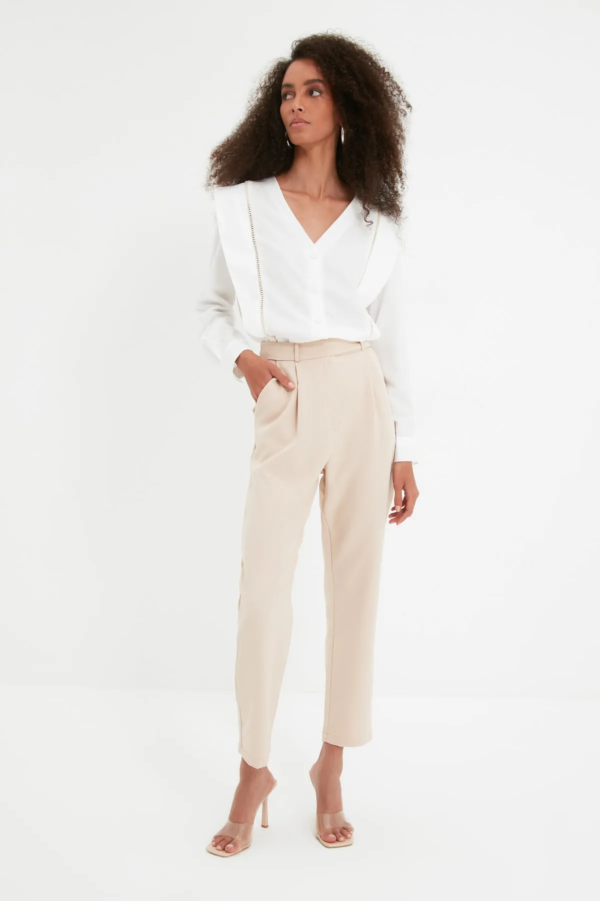 Trendyol Collection  Beigefarbene gewebte Zigarettenhose TWOAW22PL0363