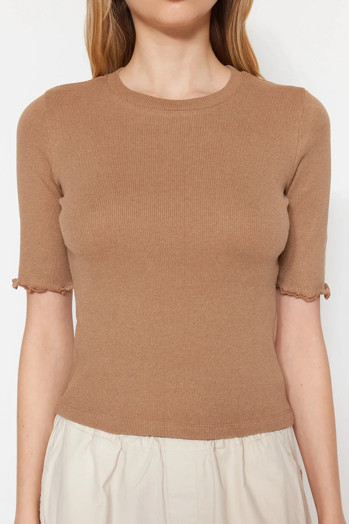 Trendyol Collection  Nerzfarbene, taillierte/taillierte Bluse aus Stretch-Strick mit Rundhalsausschnitt und Kordelzug TWOSS23BZ00025