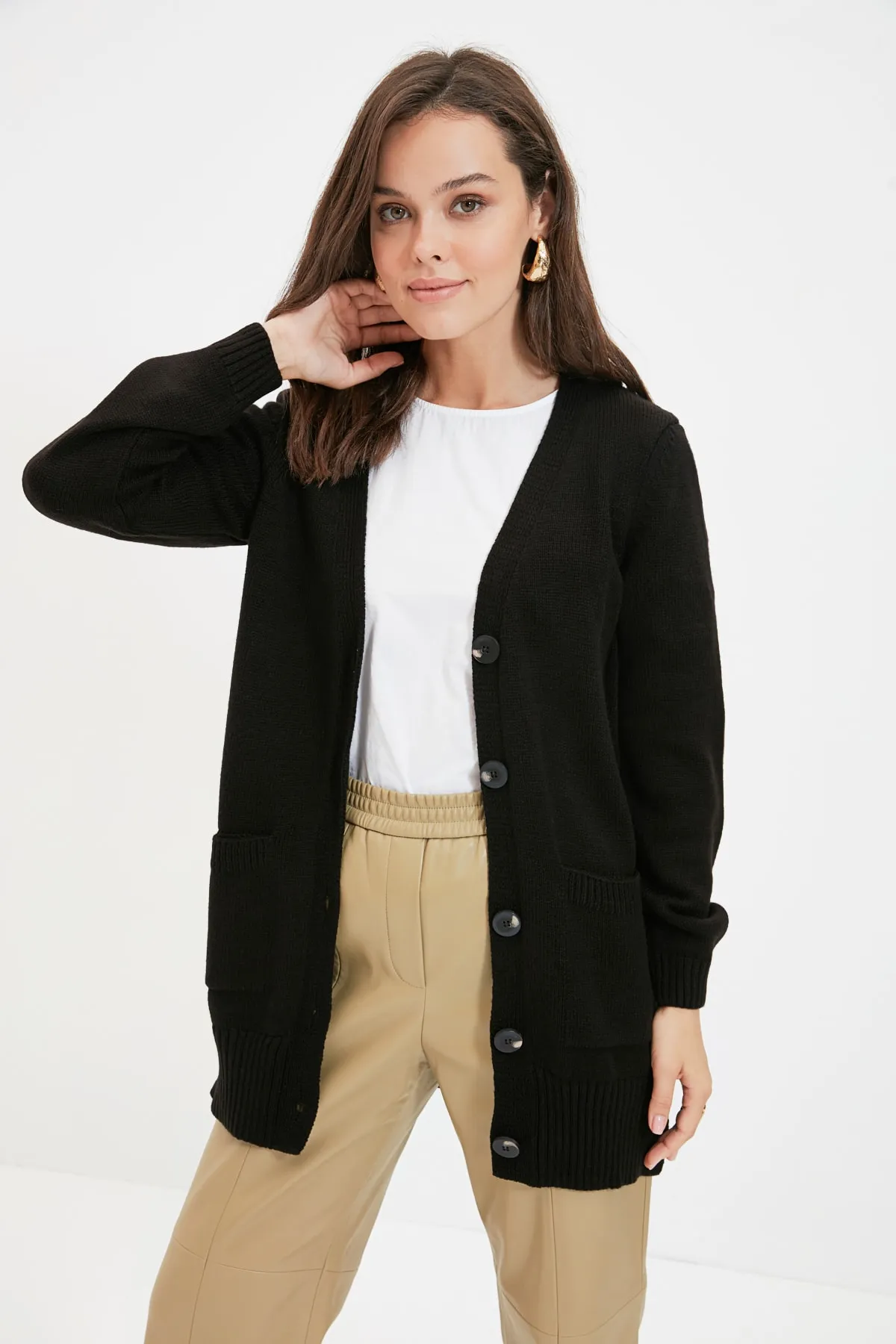 Trendyol Modest  Schwarzer langer Strickcardigan mit V-Ausschnitt, geknöpfter Tasche und Detail TCTAW22TH0005