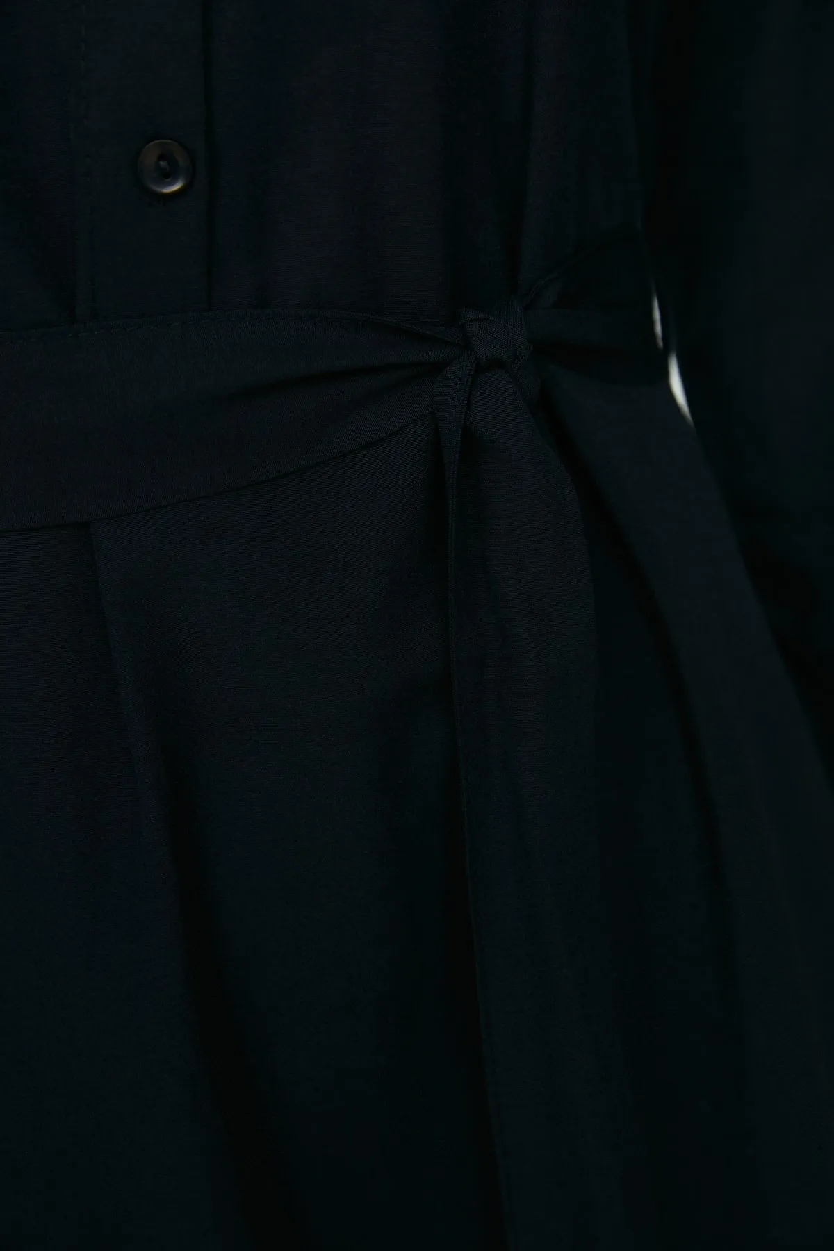 Trendyol Modest  Marineblaues gewebtes Kleid mit Hemdkragen und Gürtel TCTSS22EB0099