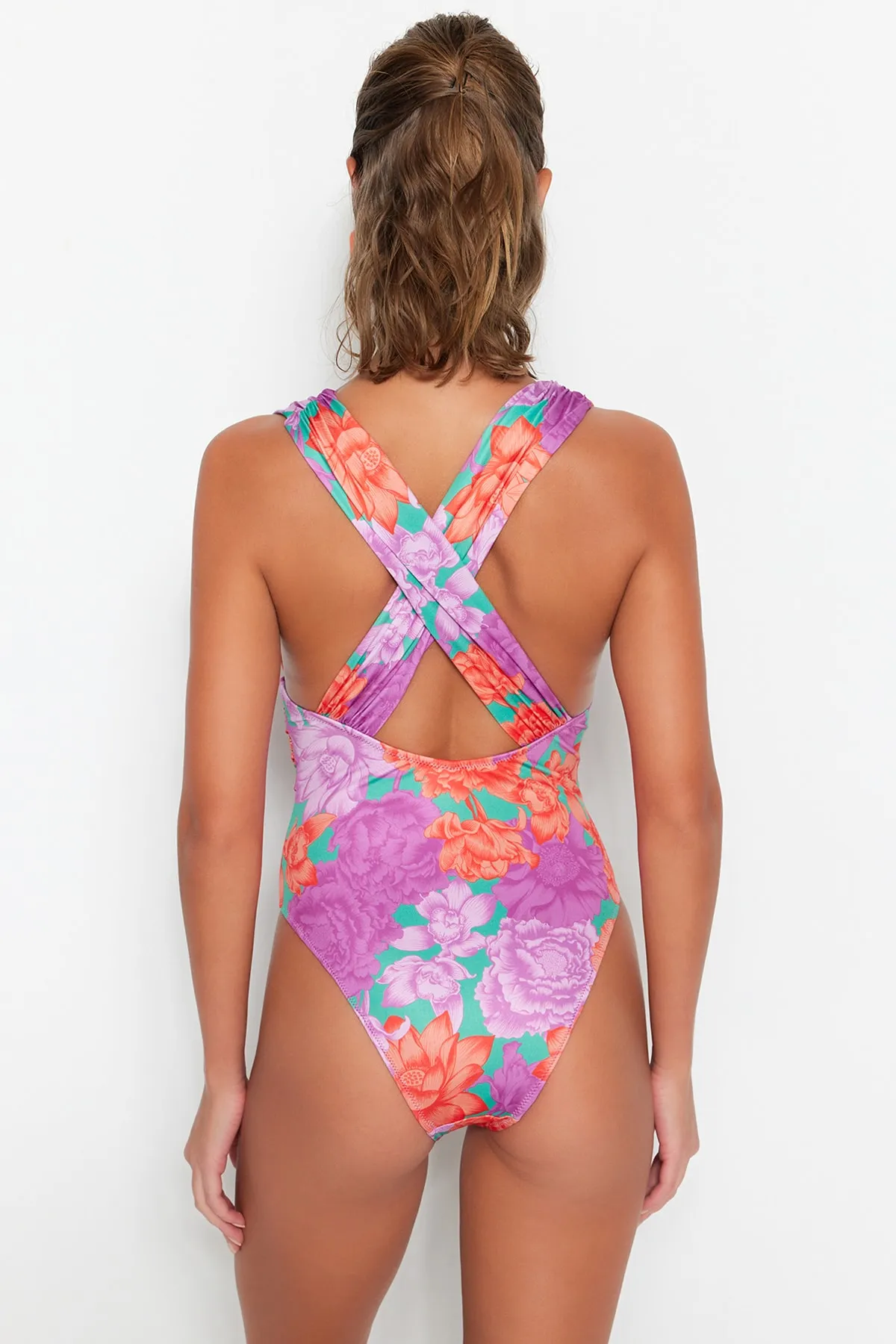 Trendyol Collection  Tief ausgeschnittener, drapierter Badeanzug mit normalem Bein und Blumenmuster TBESS23MA00282