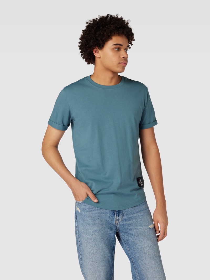 T-Shirt mit Label-Patch in rauchblau