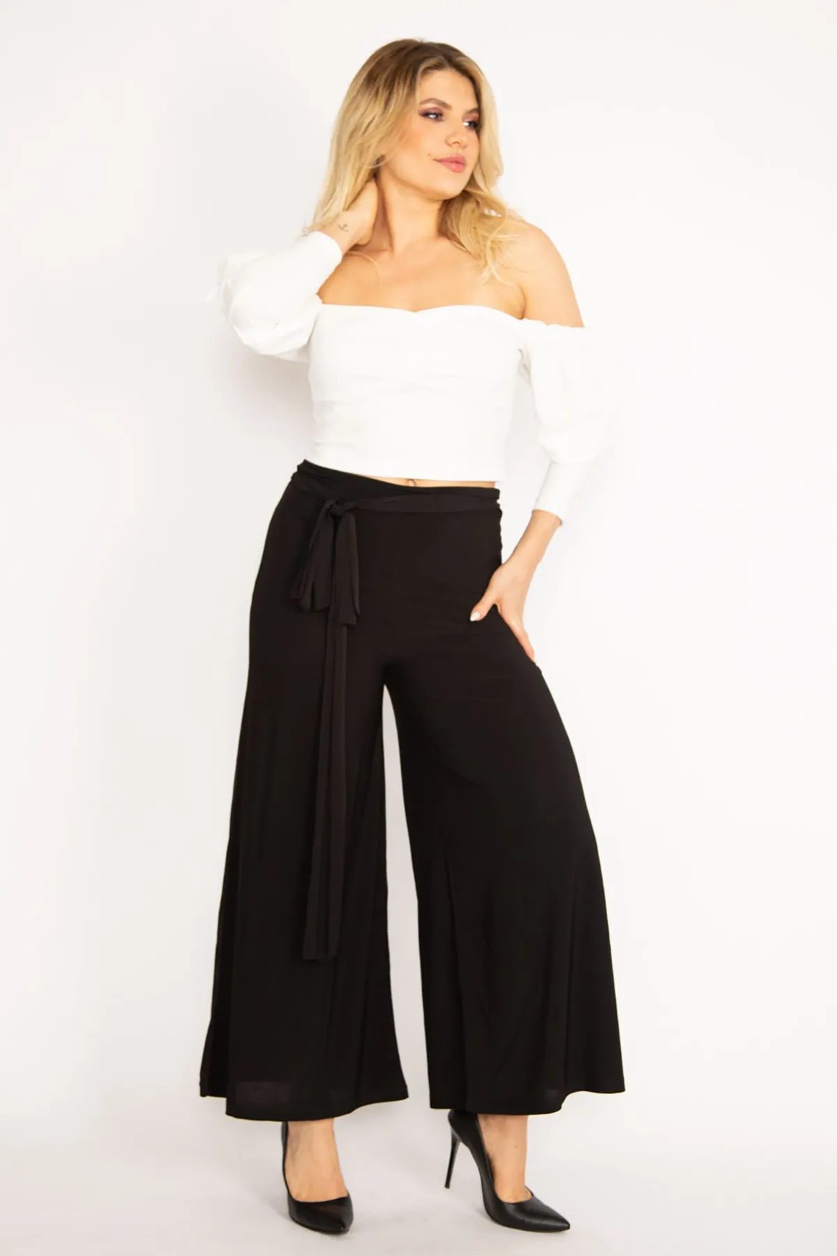 Şans  Große Damen-Hose aus schwarzem Lycra-Sandy-Stoff mit weitem Bein und Gürtel 65n34288