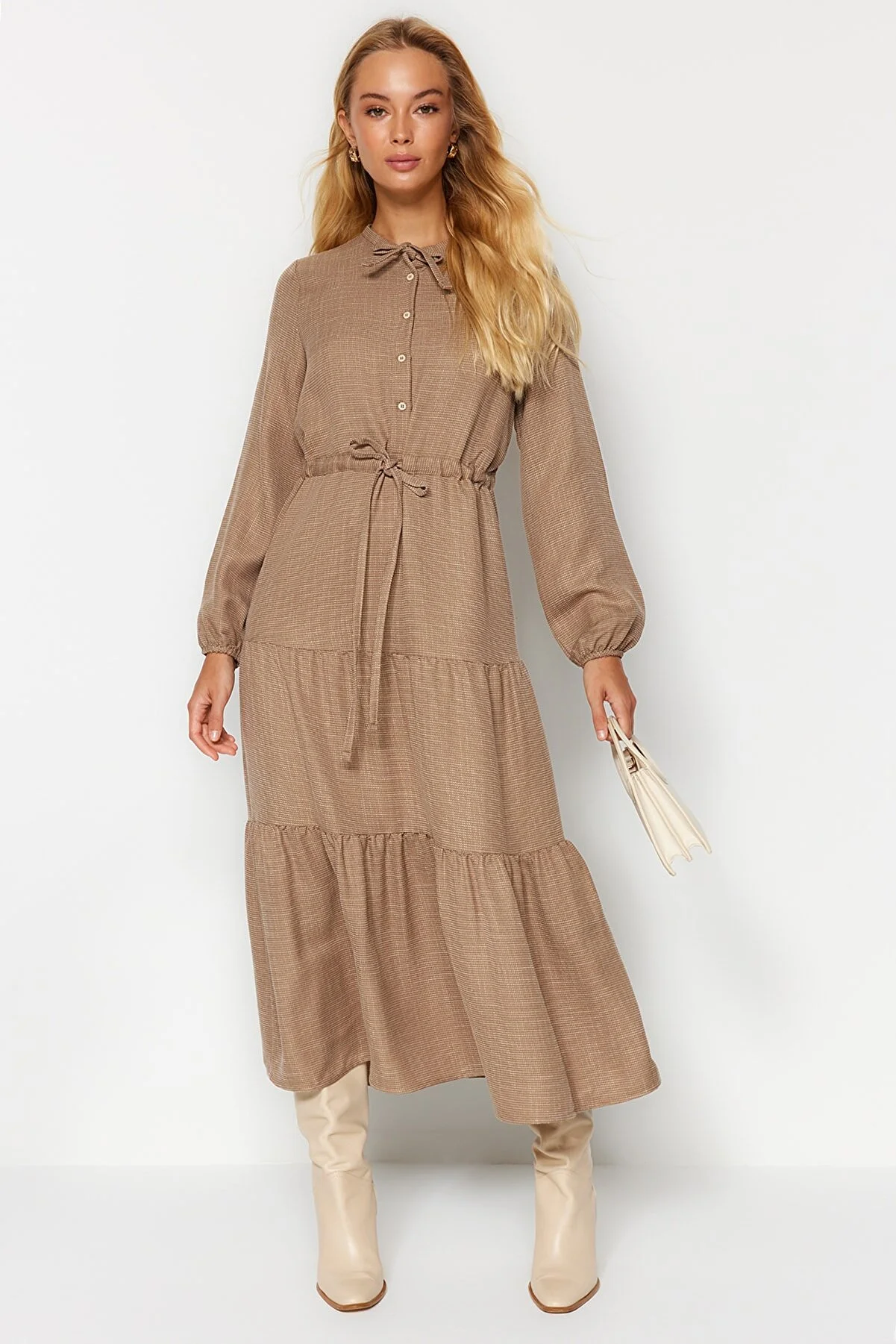 Trendyol Modest  Hellbraunes, gewebtes Kleid mit Schnürrock TCTAW22EB0136