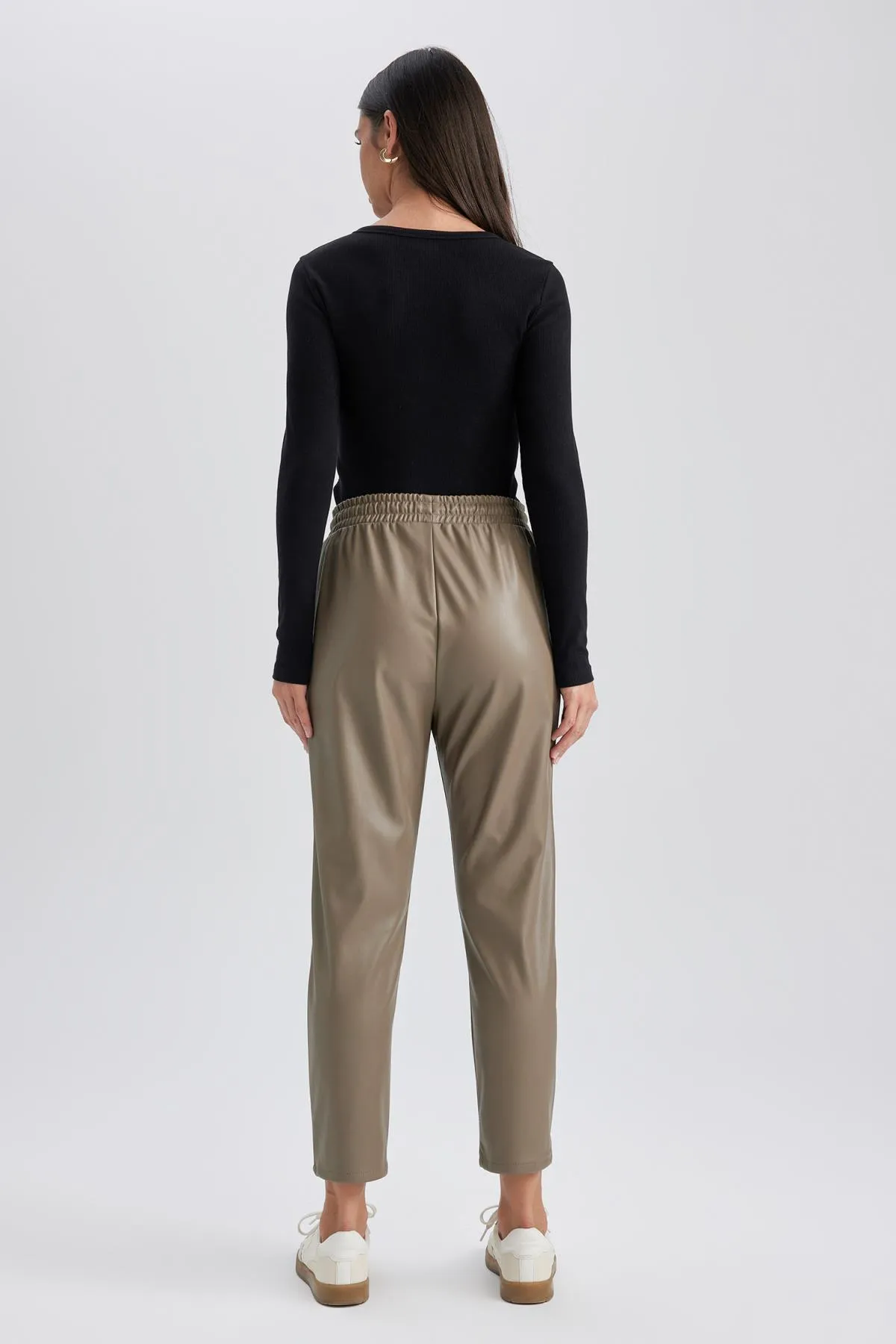 DeFacto  Hose aus Kunstleder mit hoher Taille und Joggertaschen