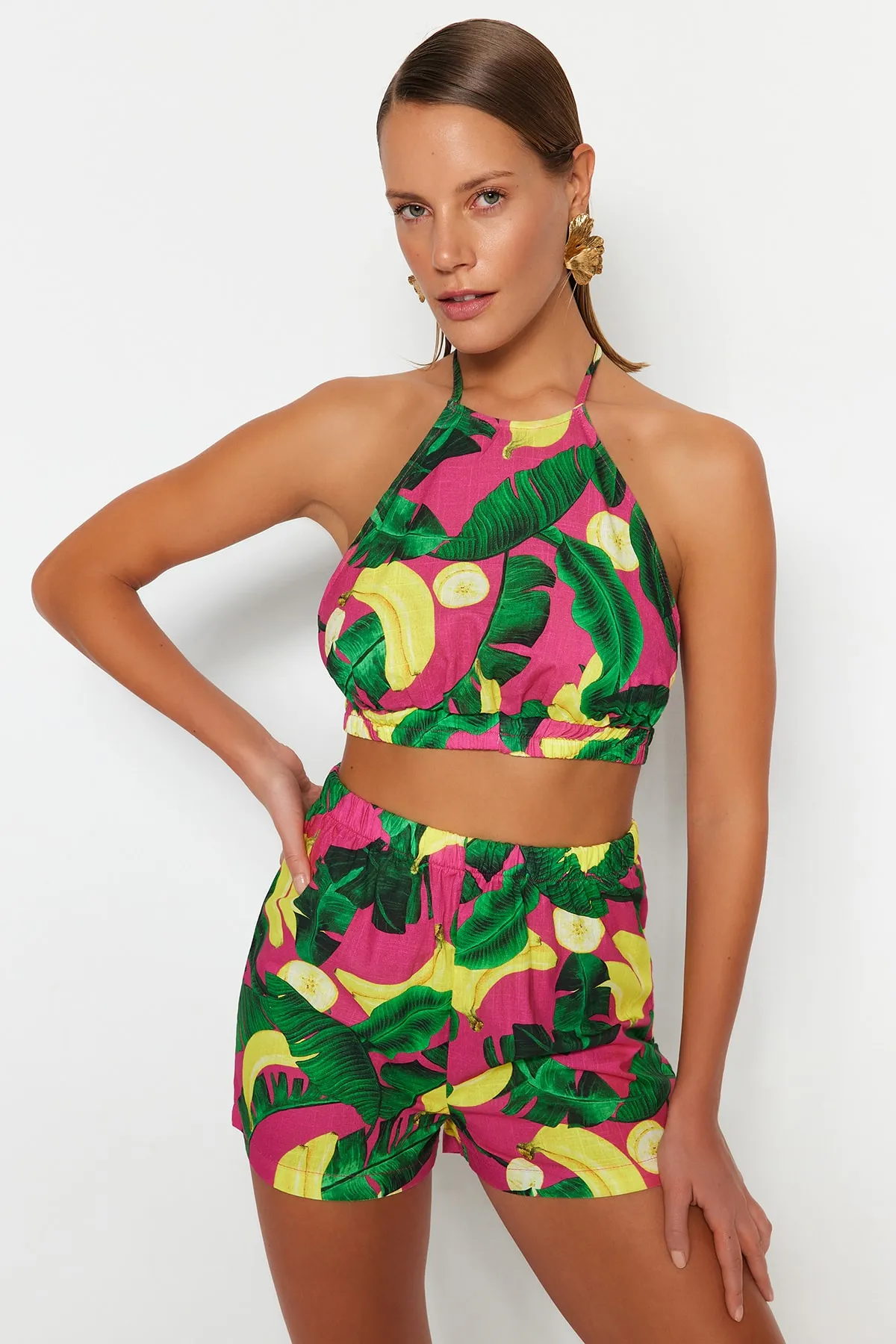 Trendyol Collection  Tief ausgeschnittenes Blusen-Shorts-Set aus 100 % Baumwolle mit tropischem Muster und gewebter Rückseite TBESS23AU00169