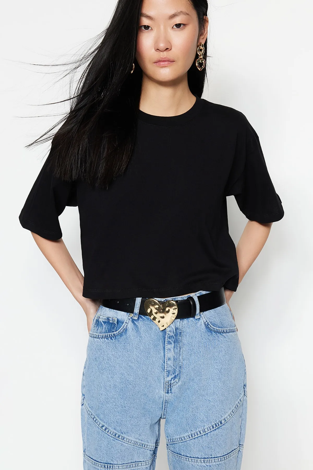 Trendyol Collection  Schwarzes Premium-Strick-T-Shirt mit Rundhalsausschnitt aus 100 % Baumwolle TWOSS23TS00038