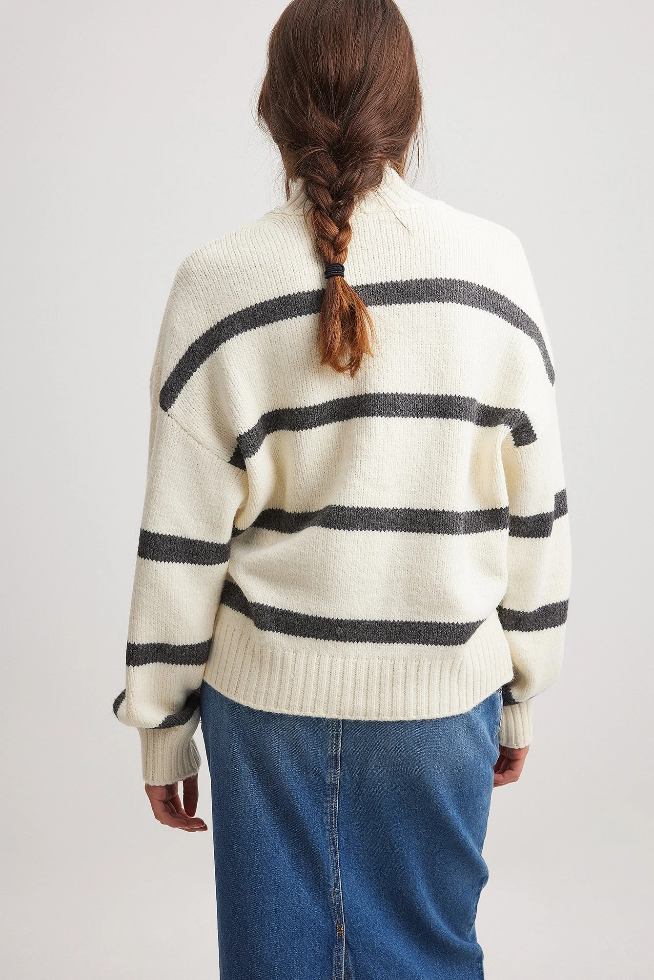 Gestreifter Strickpullover mit Rollkragen