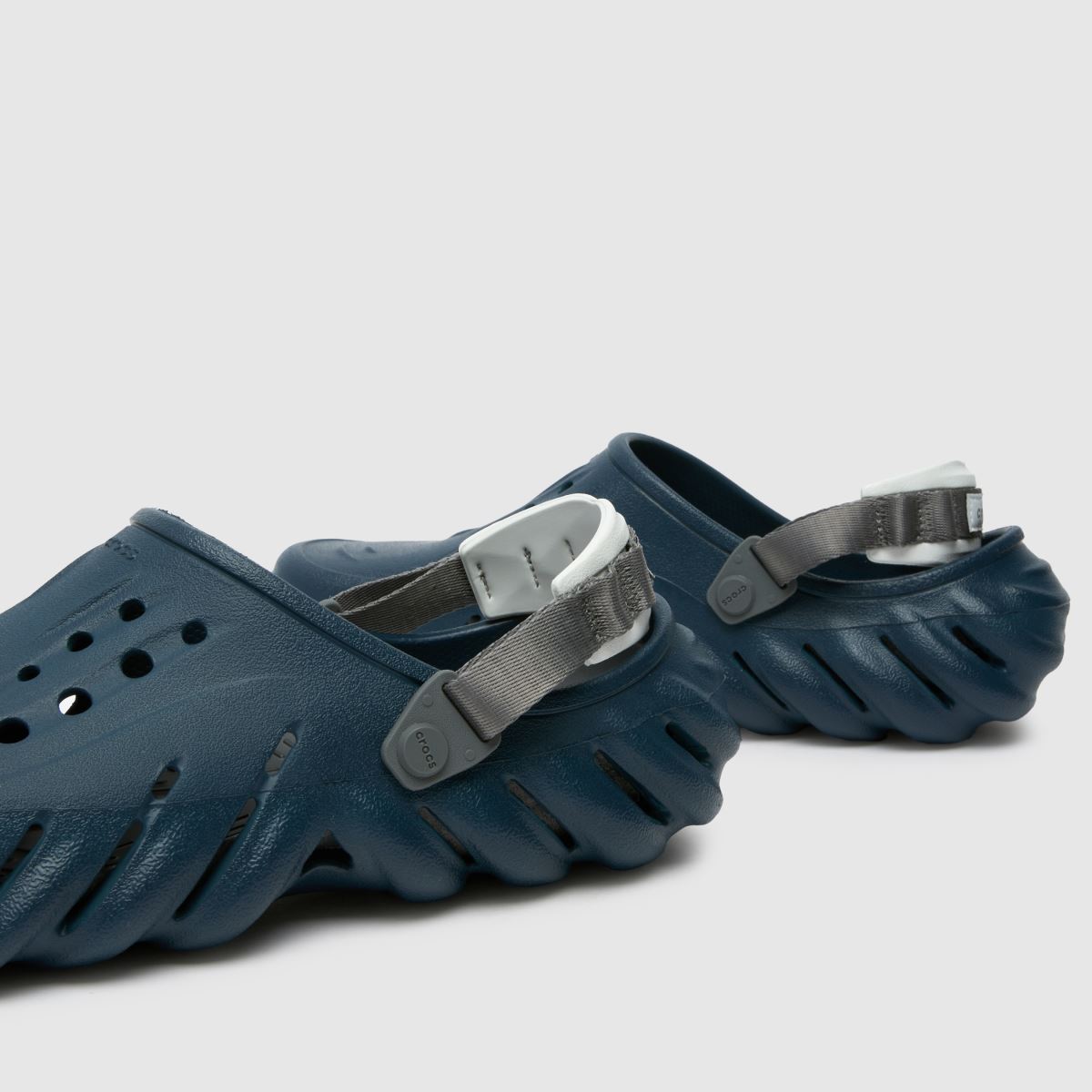Crocs Echo klumpa szandál kék színben