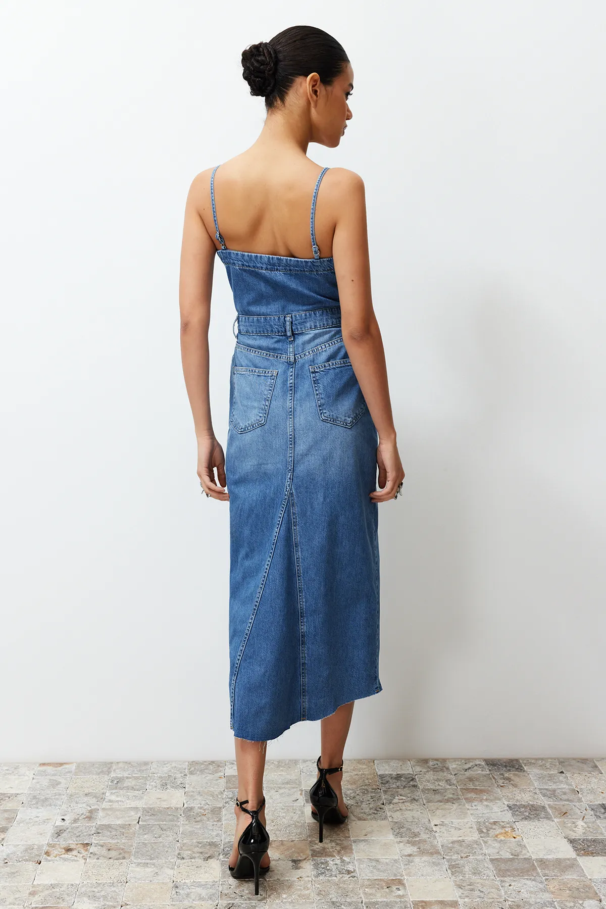 Trendyol Collection  Blaues Maxikleid aus Denim mit Riemchen TWOSS24EL00544