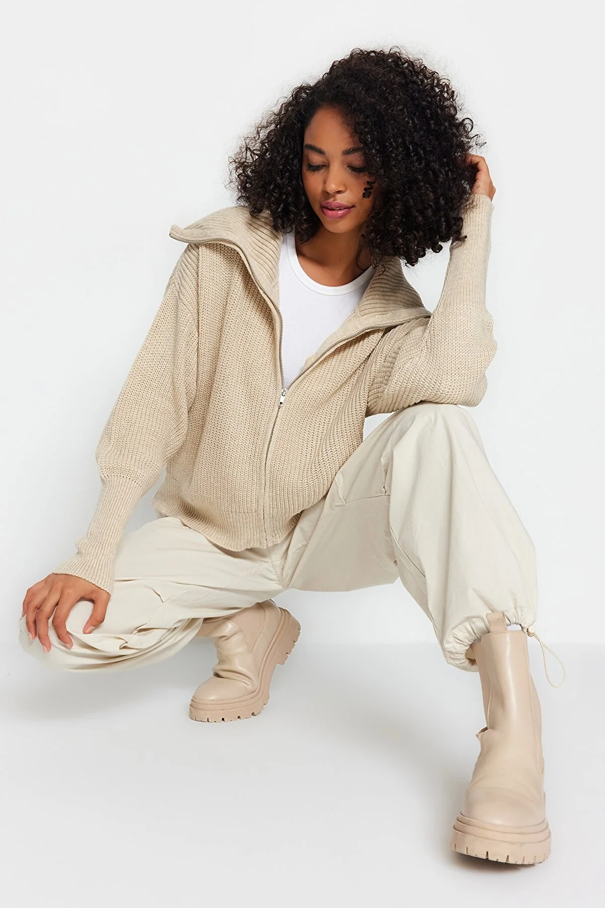 Trendyol Collection  Steinfarbener Strick-Cardigan mit Degaje-Kragen und Reißverschluss TWOAW24HI00072