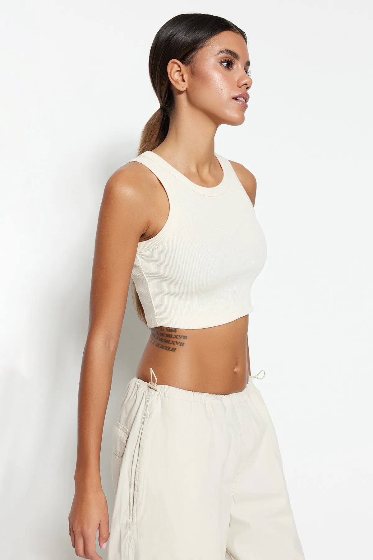 Trendyol Collection  Ecru Super Crop Neckholder Geripptes, flexibles Strick-Unterhemd TWOSS23AL00024