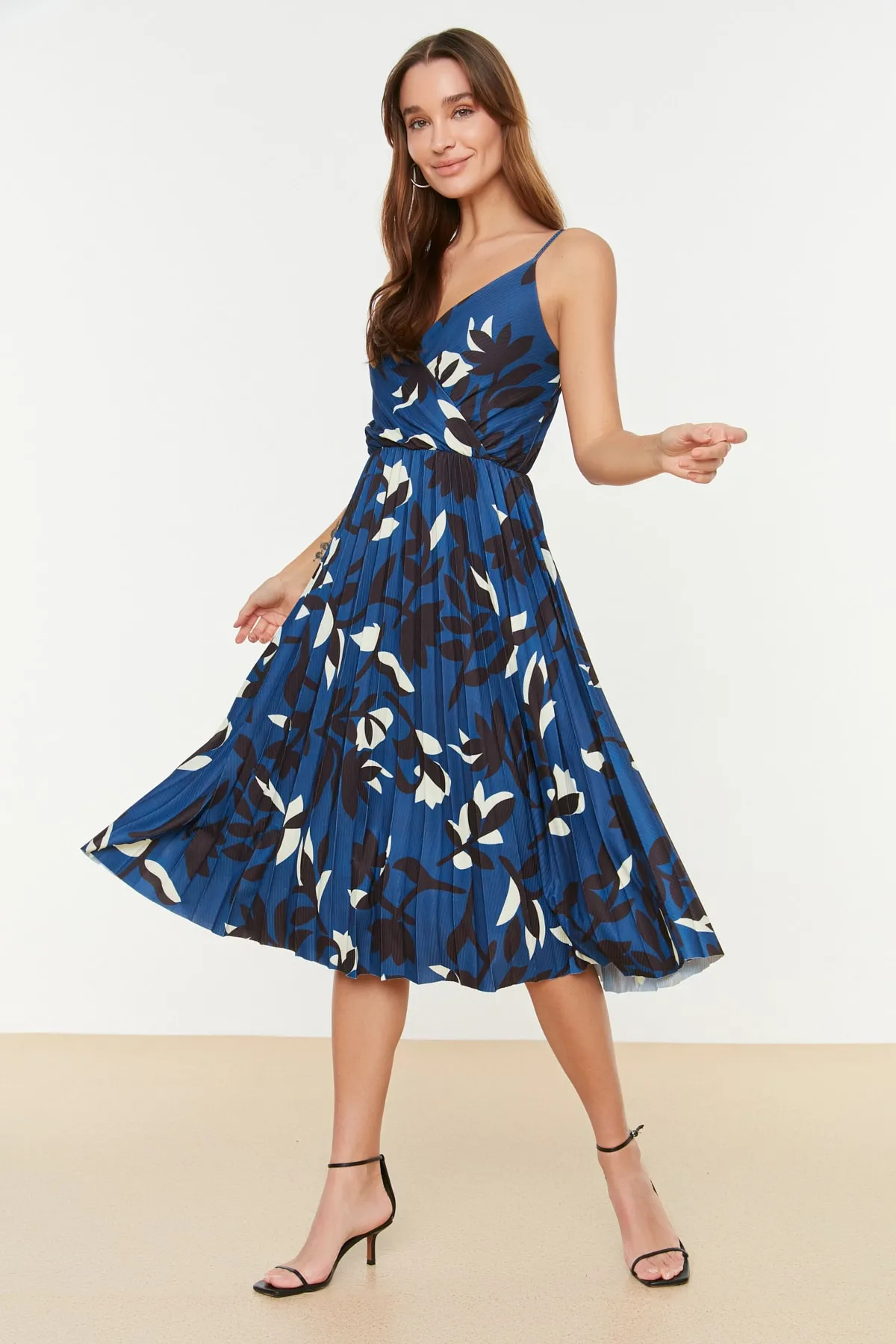 Trendyol Collection  Mehrfarbiges, floral gemustertes, zweireihiges, flexibles Midi-Strickkleid mit plissierten Trägern und Taille TWOSS20EL2729