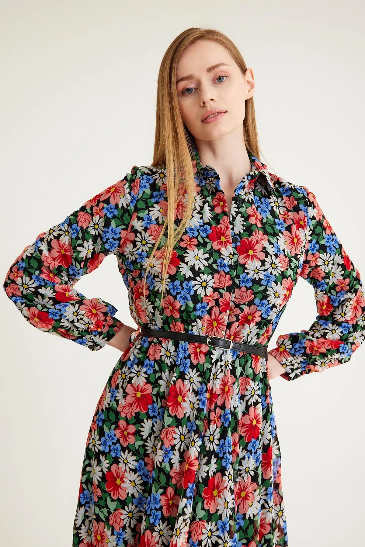 Olcay  Gemustertes Chiffonkleid - MERCAN 9619-EY mit geraffter Taille und Gürtel-Accessoires