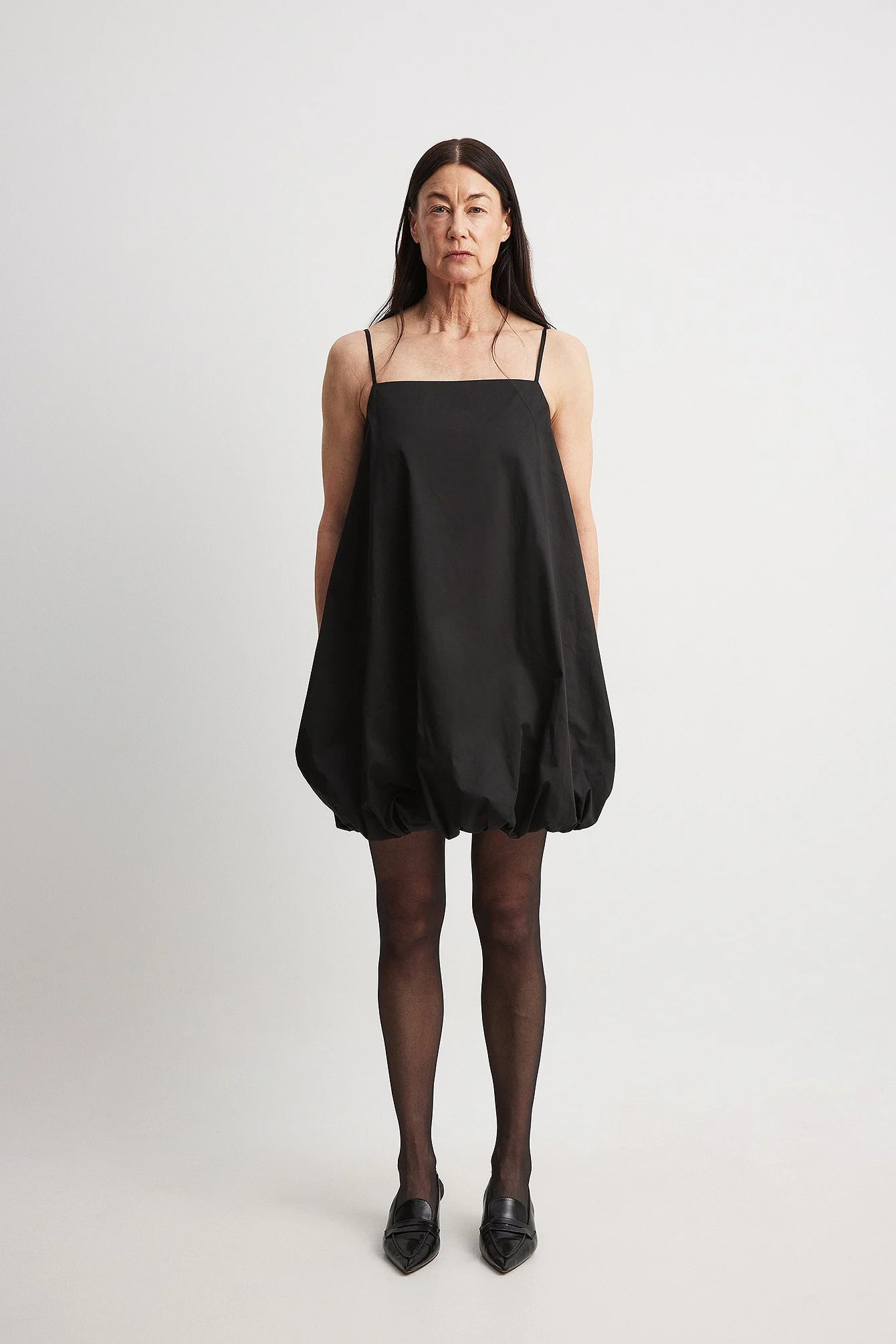 Minikleid mit dünnen Trägern und weitem Rock