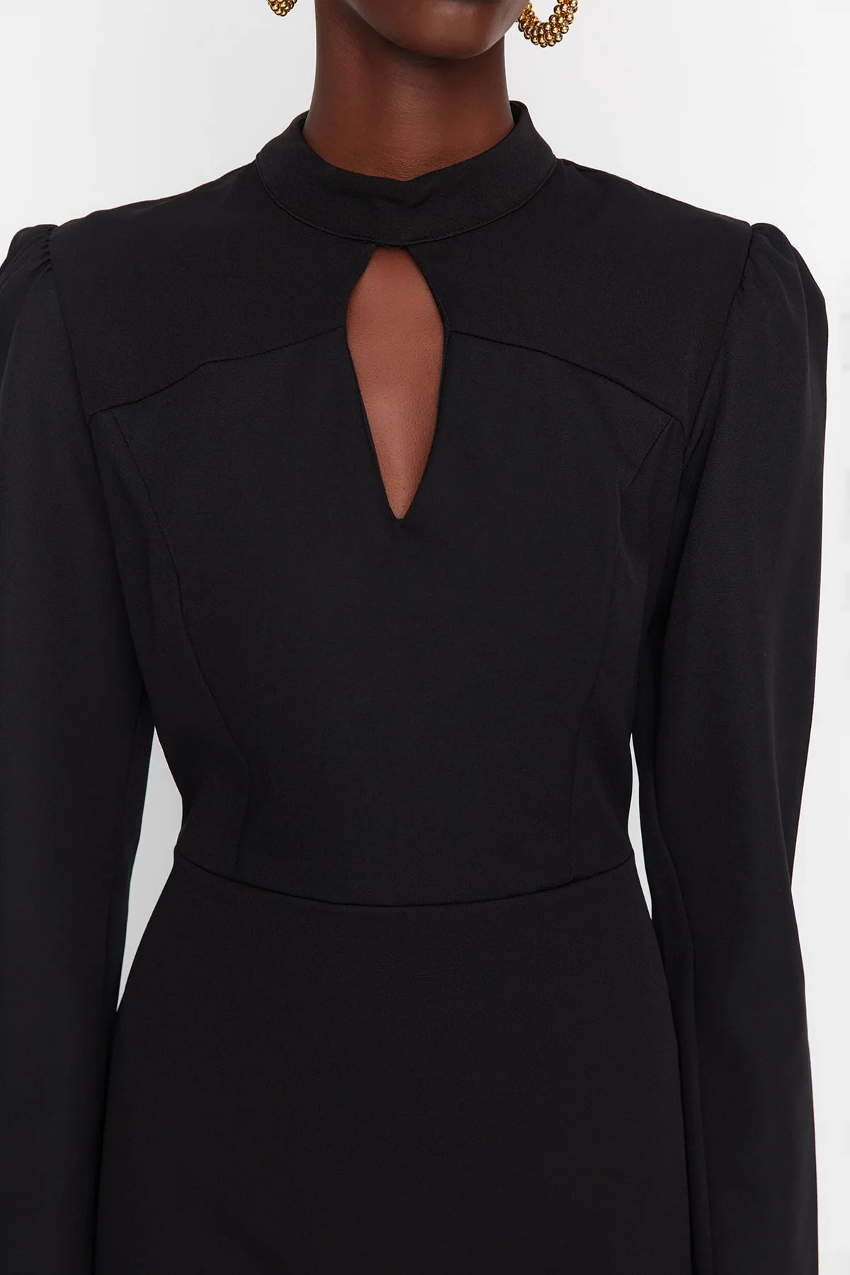 Trendyol Collection  Schwarzes Mini-Webkleid mit A-Linien-Kragen und detailliertem Detail TWOAW22EL0393