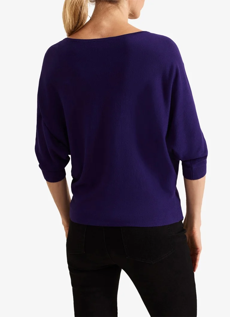 Tricou Cristine de la Phase Eight, confecționat din material tricotat subțire și elastic.