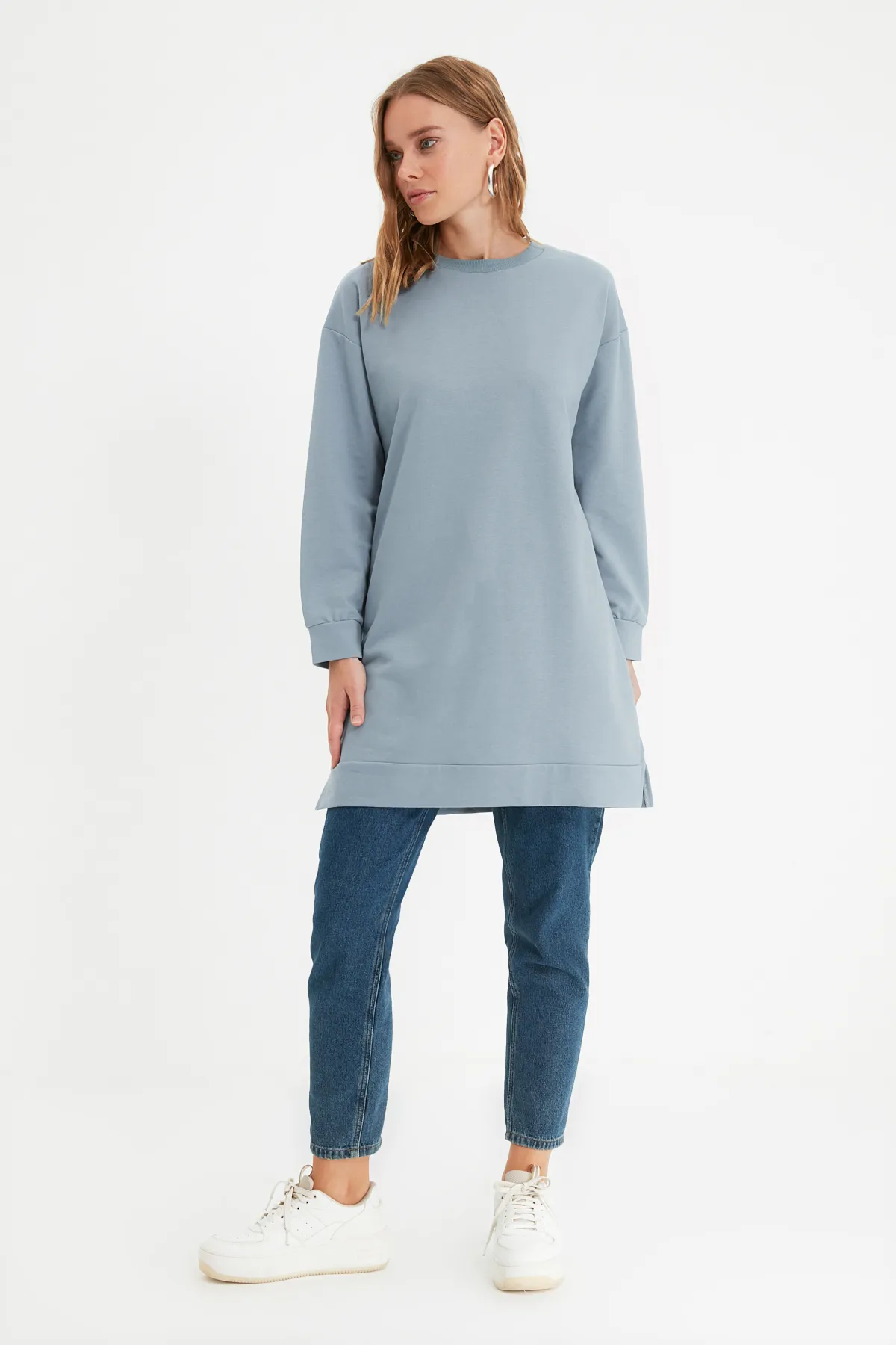 Trendyol Modest  Graues Basic-Strick-Sweatshirt mit Rundhalsausschnitt und Schlitz und detailliertem Ausschnitt TCTAW22TW0138
