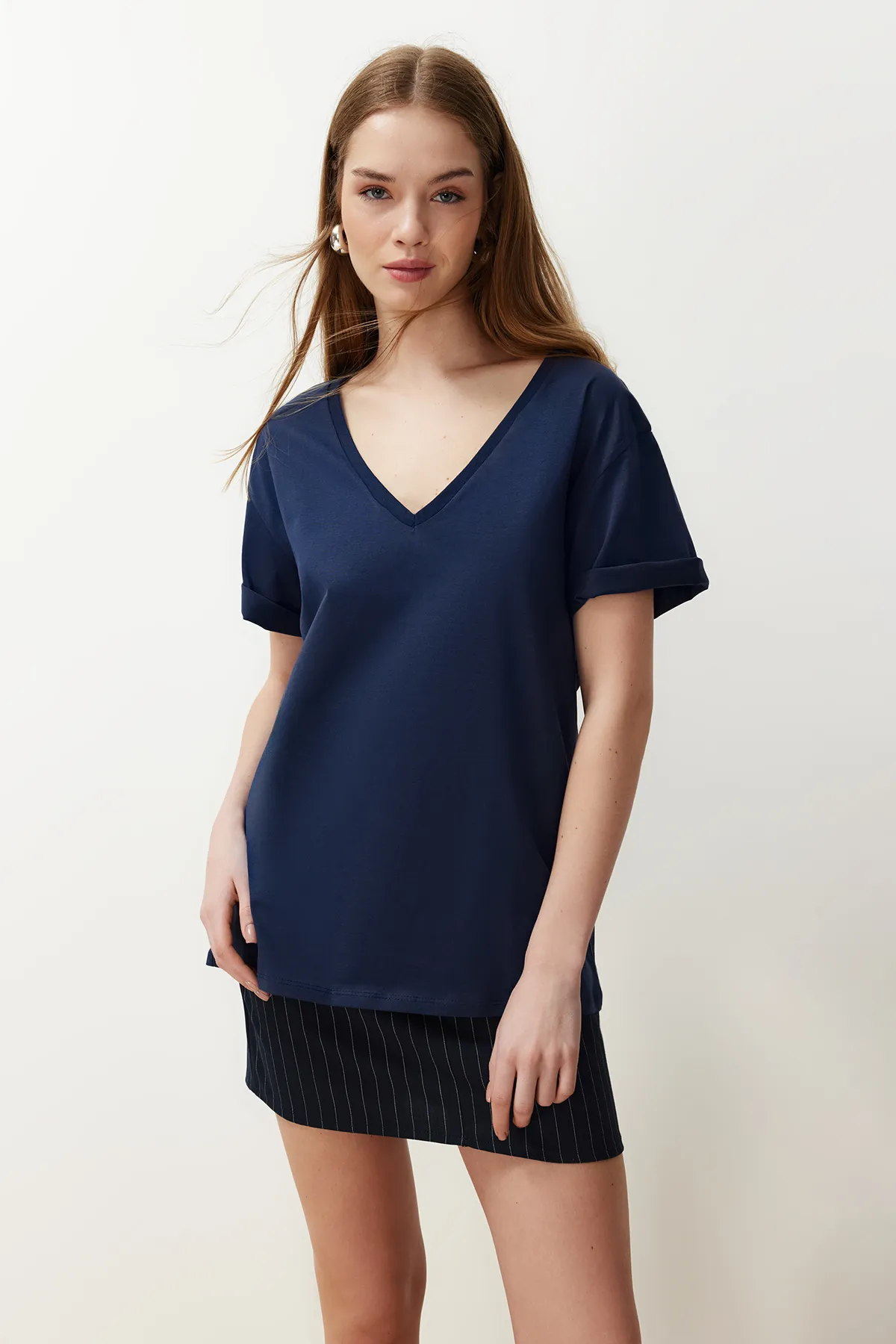 Trendyol Collection  Marineblaues, übergroßes/weites Strick-T-Shirt mit V-Ausschnitt, 100 % Baumwolle TWOSS23TS00003
